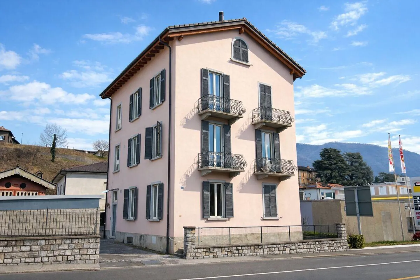 Geräumiges Mehrfamilienhaus mit Garage in Balerna - Foto 1 von 13
