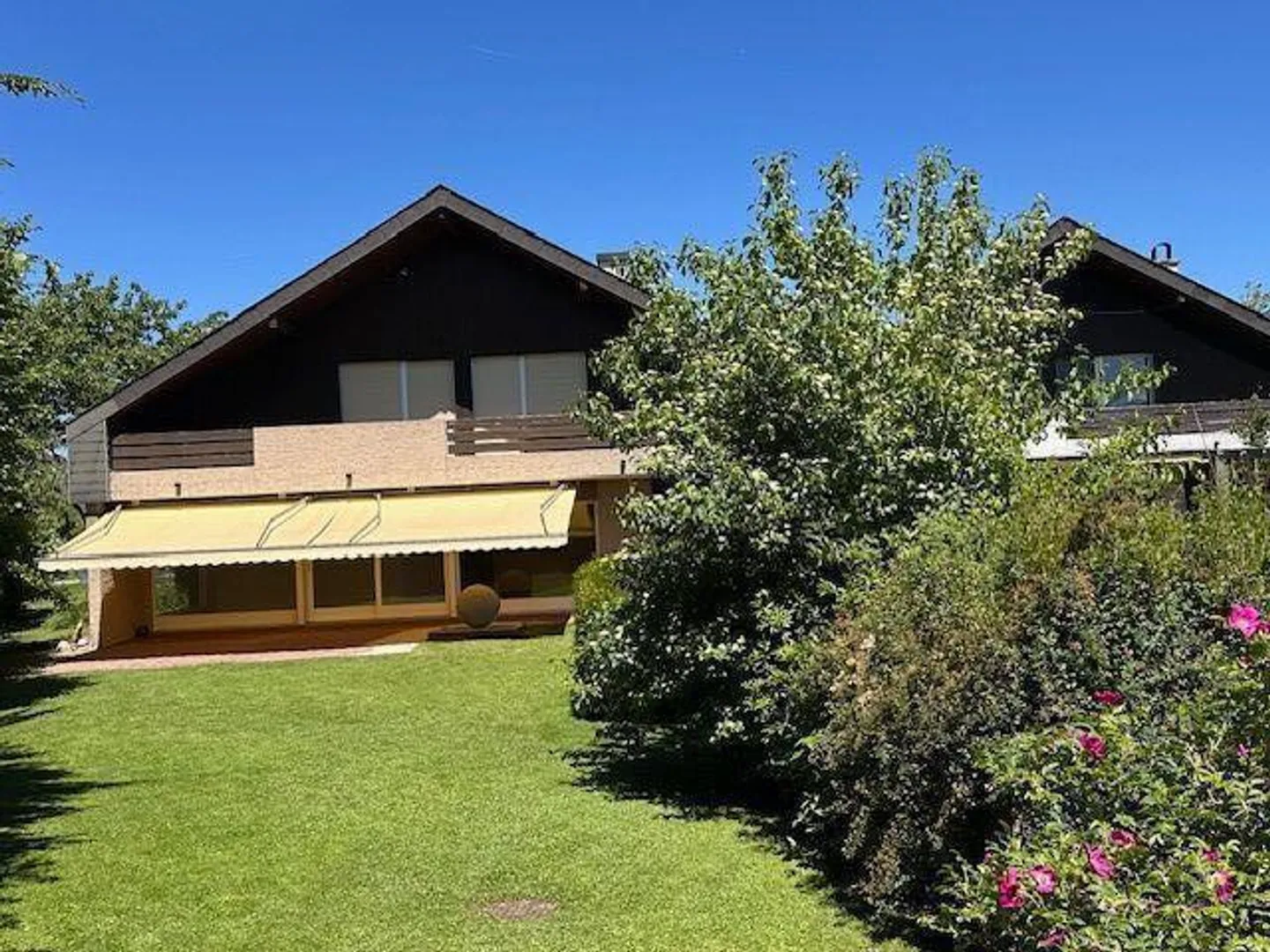 Grosses Reiheneckhaus mit Garten - Foto 1 von 15