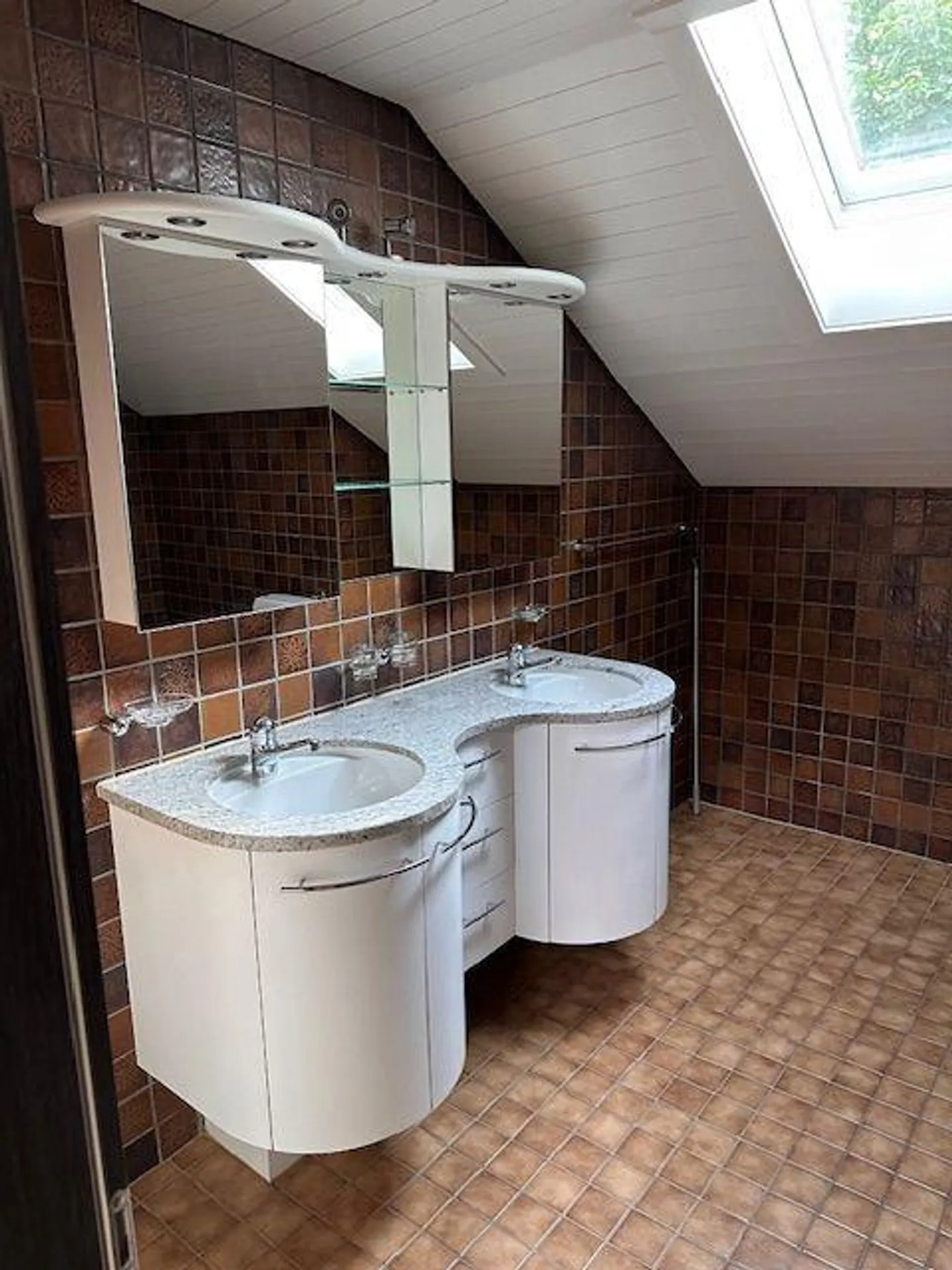 Grosses Reiheneckhaus mit Garten - Foto 13 von 15