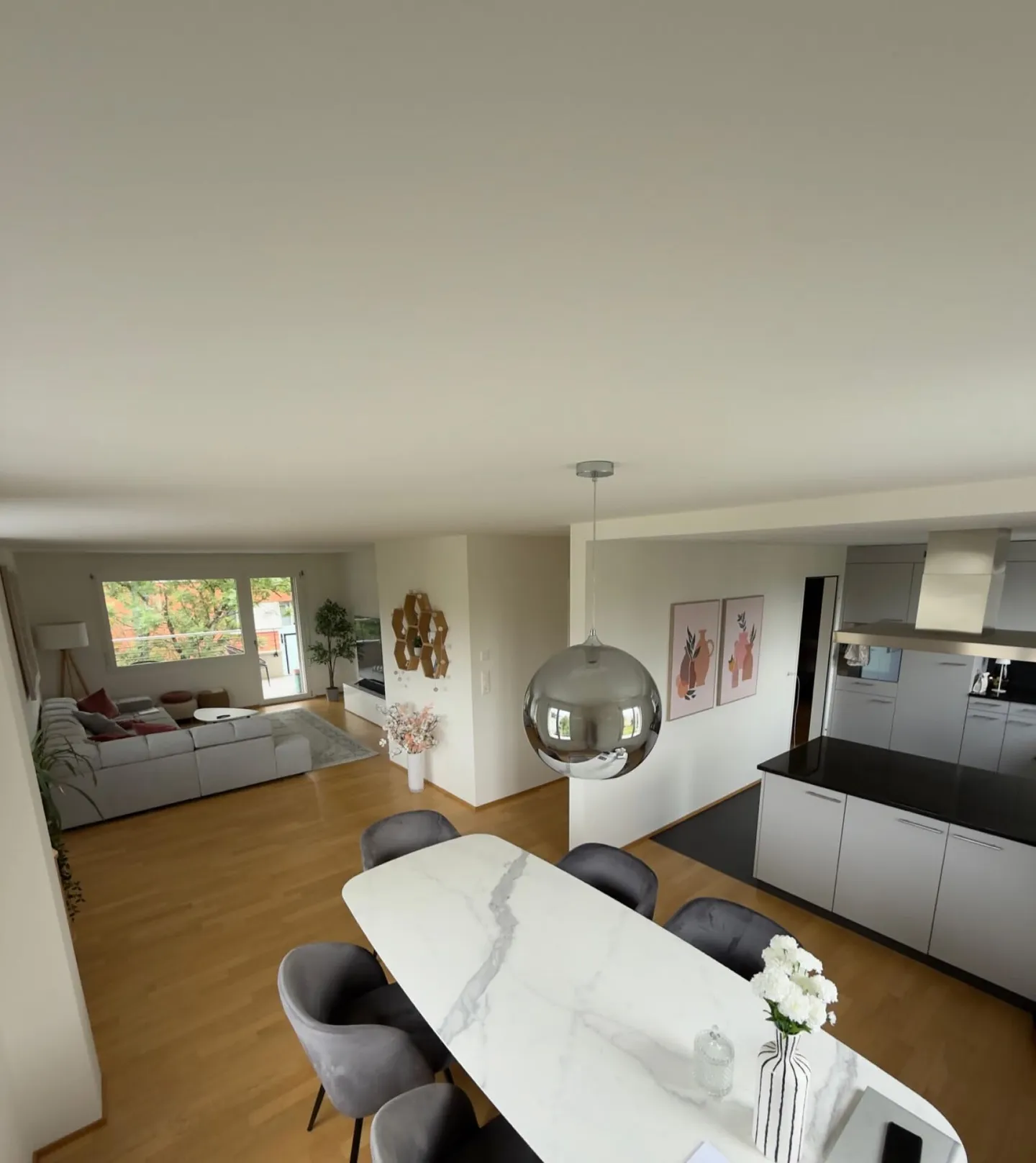 Grande appartement 3.5 pièces avec machine à laver/sèche-linge dans l'appartement - Photo 2 sur 8