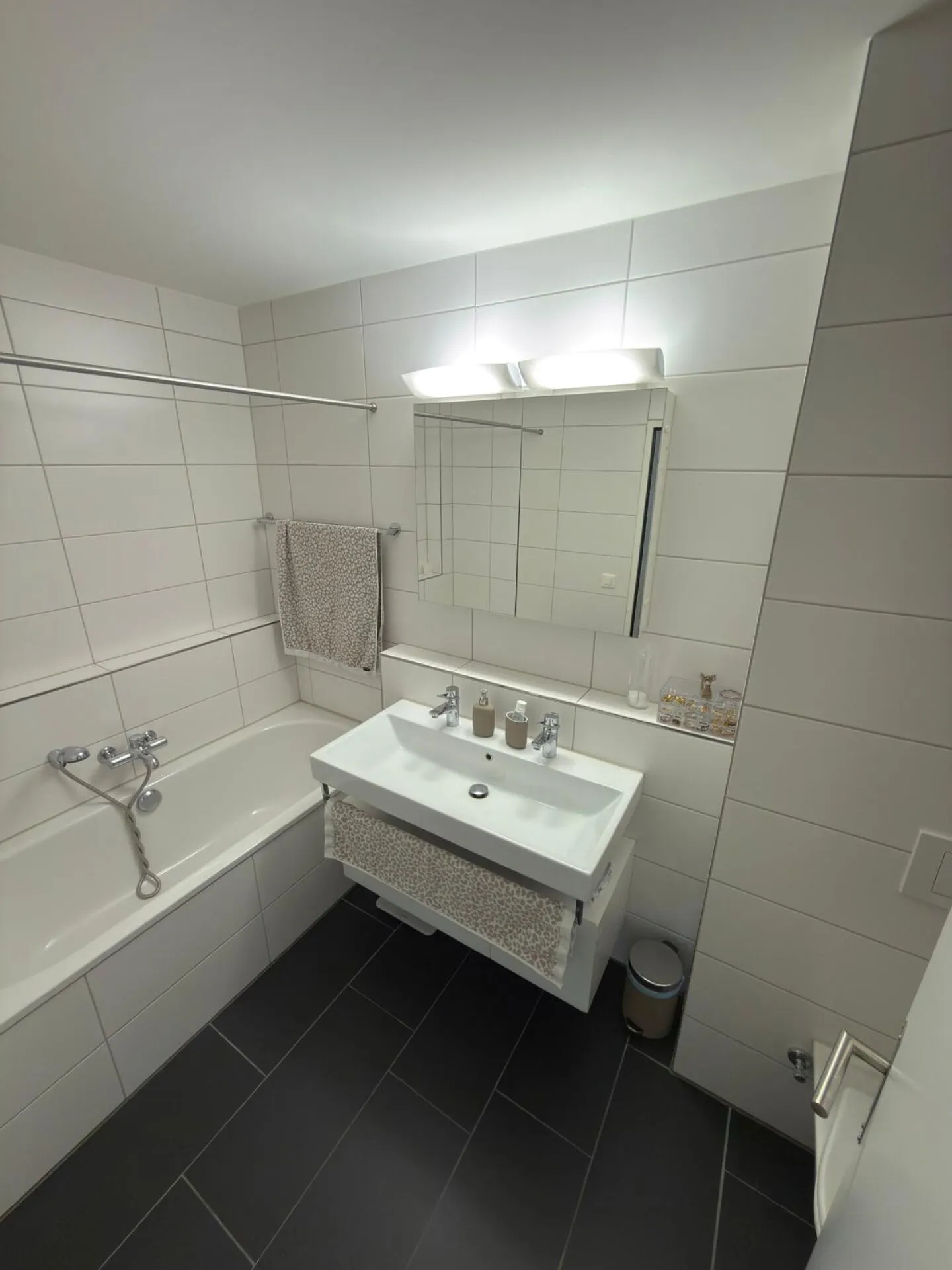 Grande appartement 3.5 pièces avec machine à laver/sèche-linge dans l'appartement - Photo 4 sur 8