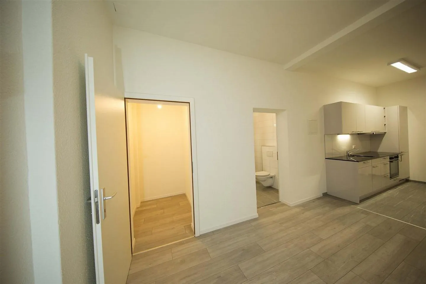 Appartamento moderno con parcheggio - Foto 3 di 4