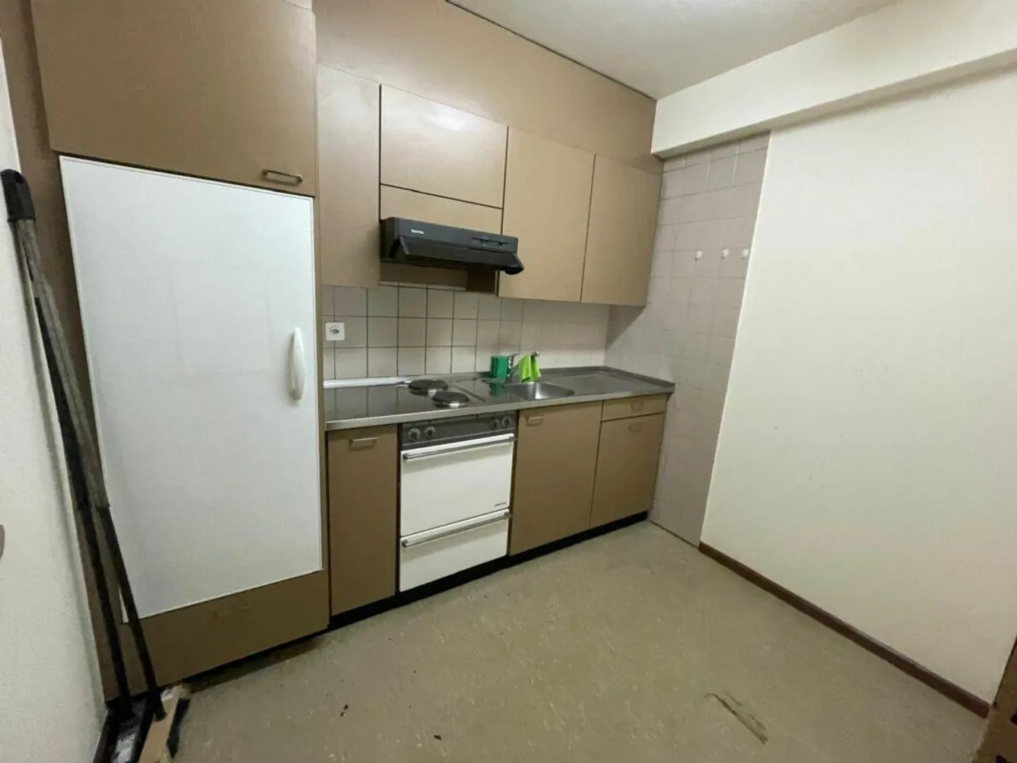 Living in a central and popular residential area - Photo 4 of 8