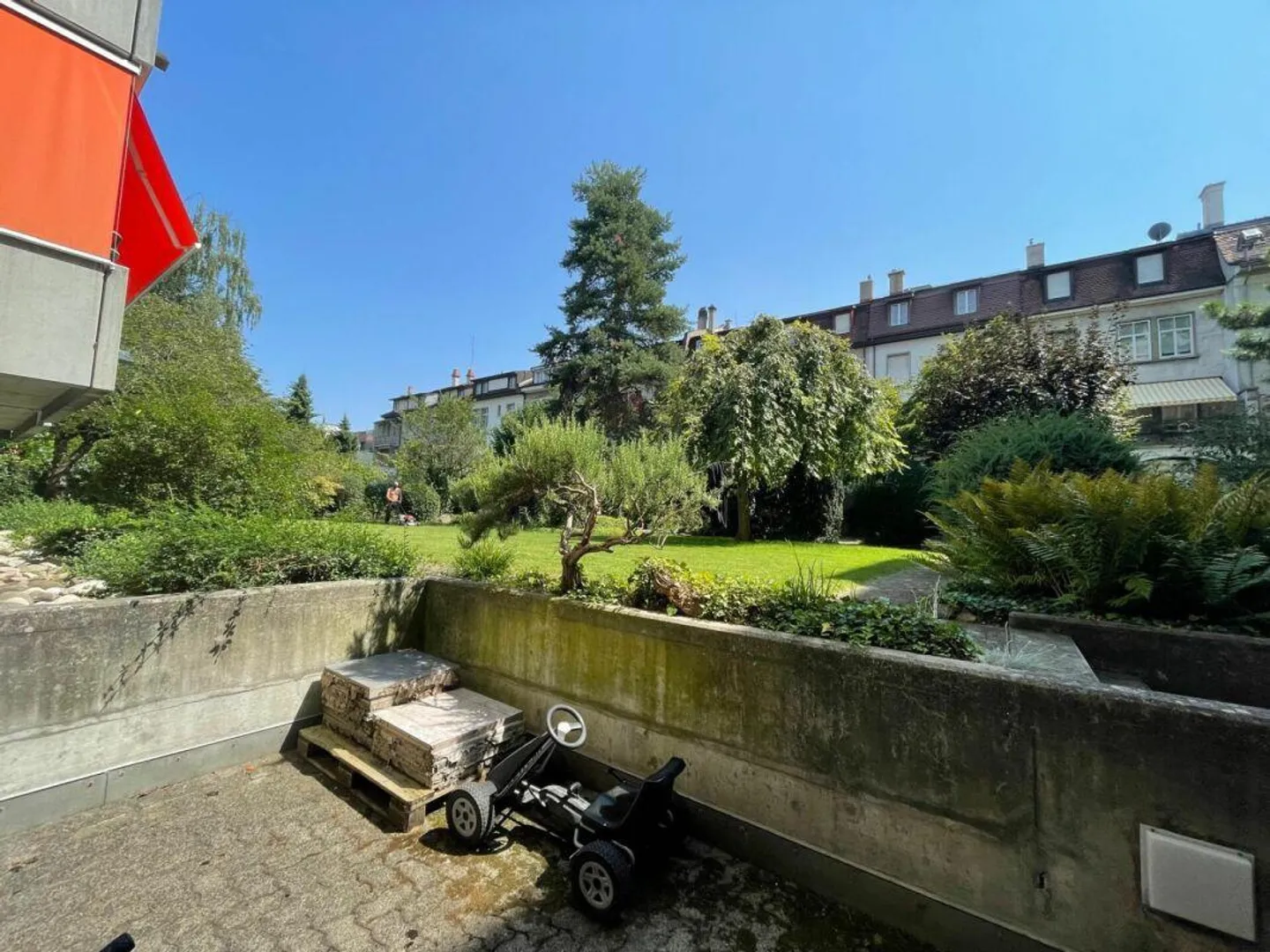 Living in a central and popular residential area - Photo 7 of 8