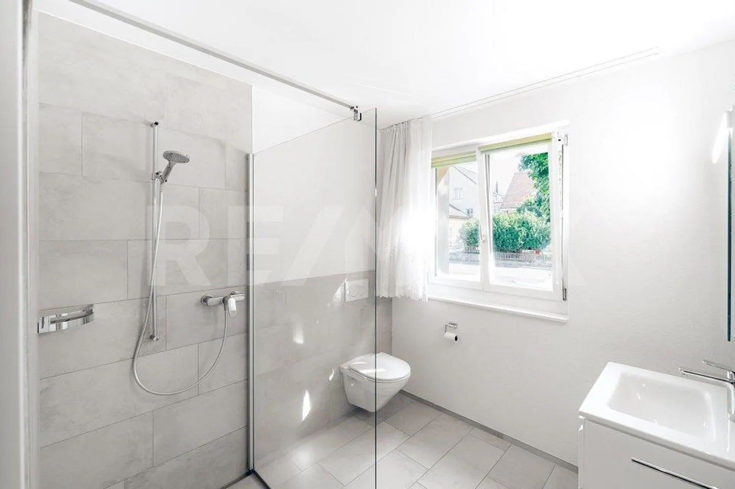 Modern 3.5-room apartment with large balcony in the heart of Rafz - Photo 12 of 13