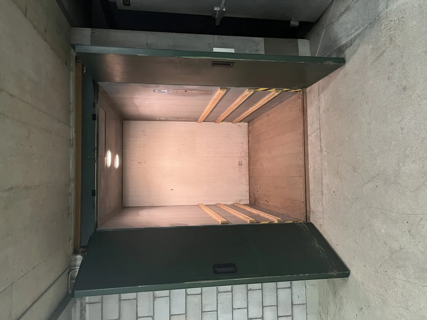 Espace de stockage / salle de loisirs au sous-sol - Photo 2 sur 4