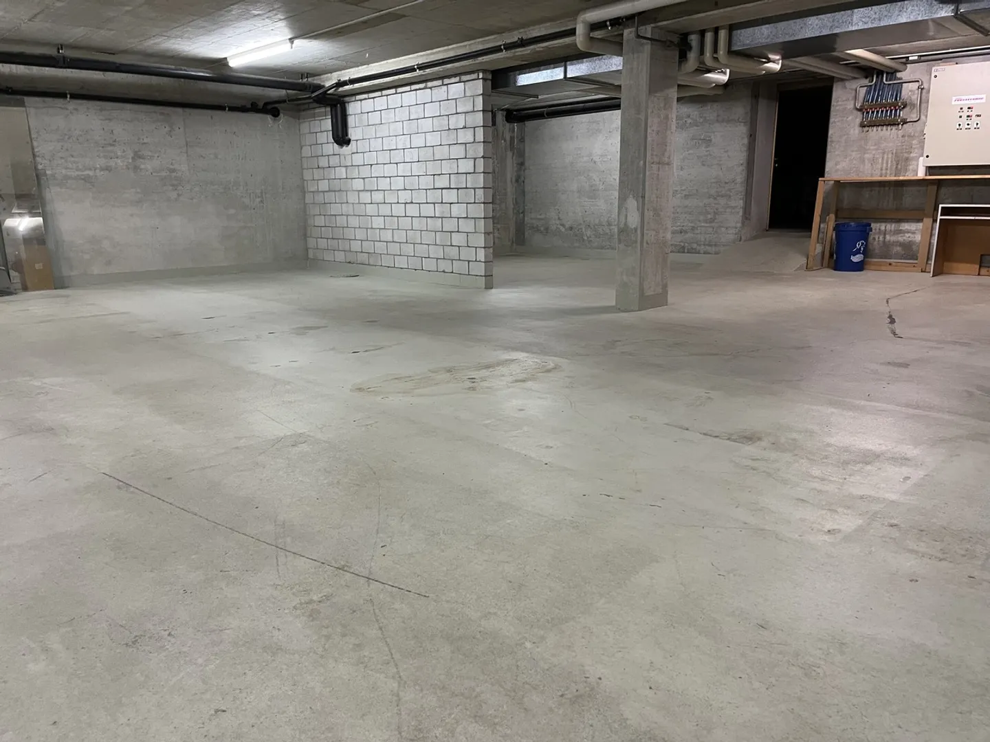 Espace de stockage / salle de loisirs au sous-sol - Photo 3 sur 4
