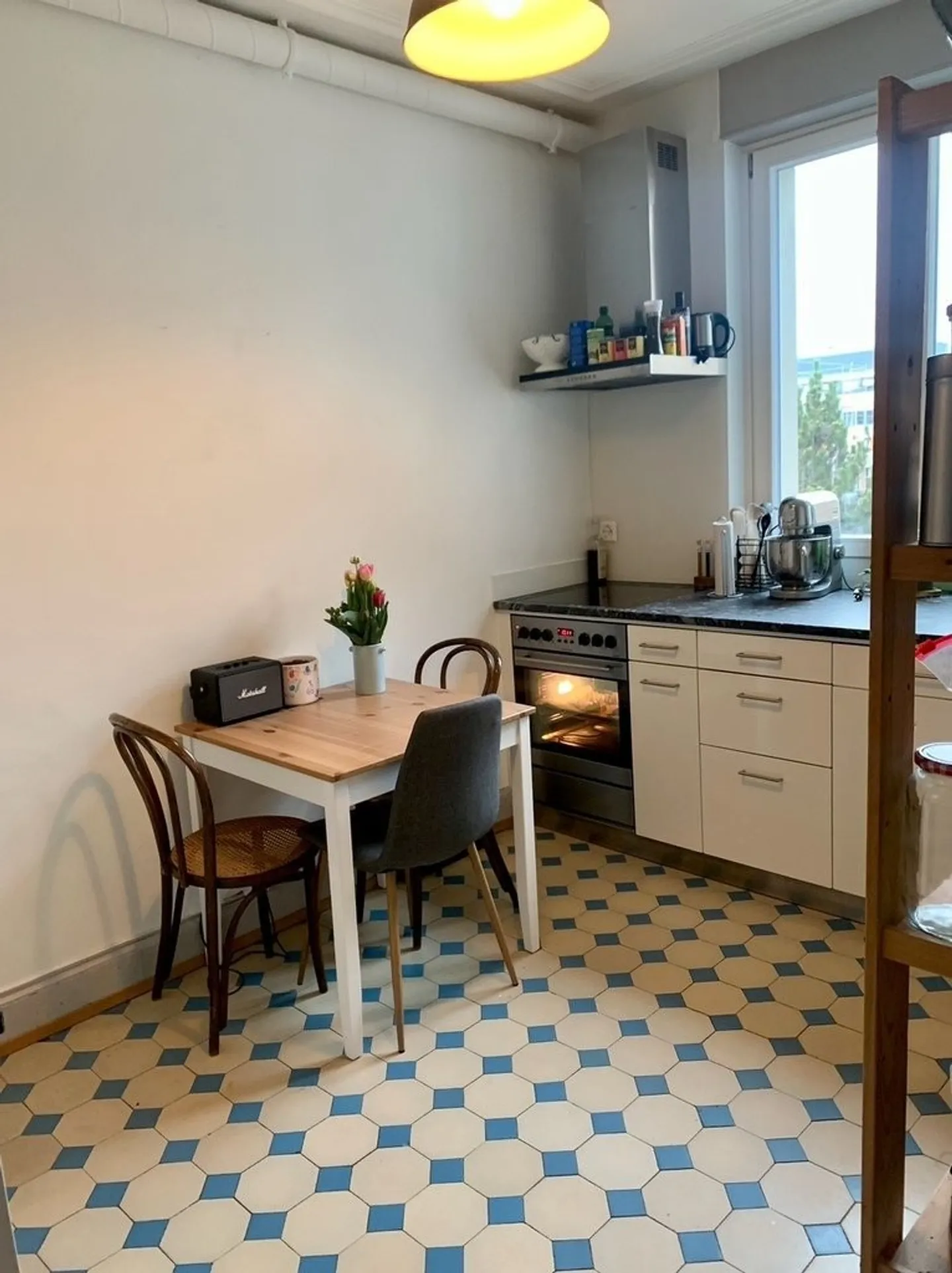 Charming old apartment in Gundeli seeks new tenants - Photo 2 of 10