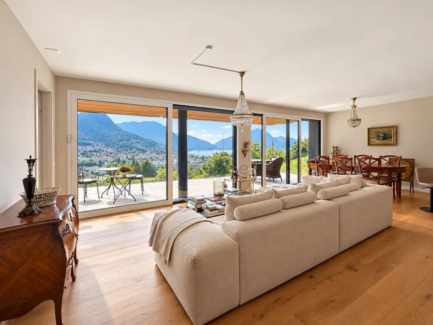 CANOBBIO - 4.5-ROOM APARTMENT, HIGH-QUALITY EQUIPMENT, TERRACE WITH LAKE VIEW AND PRIVATE GARDEN IN A UNIQUE SOLUTION - Photo 2 of 17