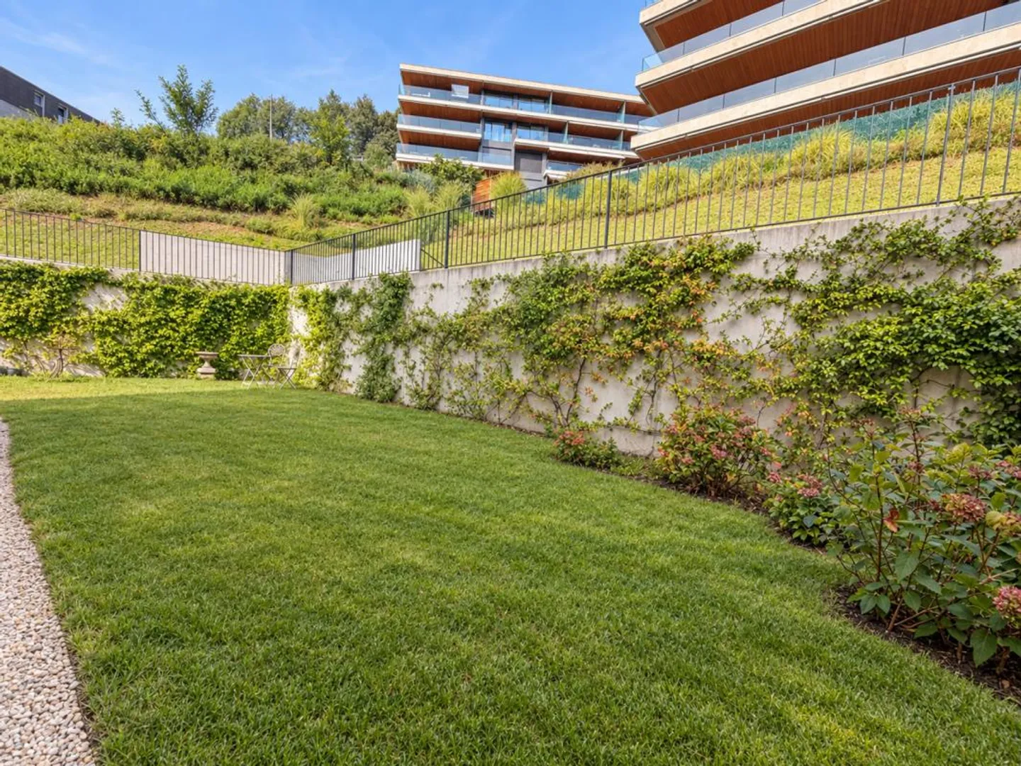CANOBBIO - 4.5-ROOM APARTMENT, HIGH-QUALITY EQUIPMENT, TERRACE WITH LAKE VIEW AND PRIVATE GARDEN IN A UNIQUE SOLUTION - Photo 8 of 17