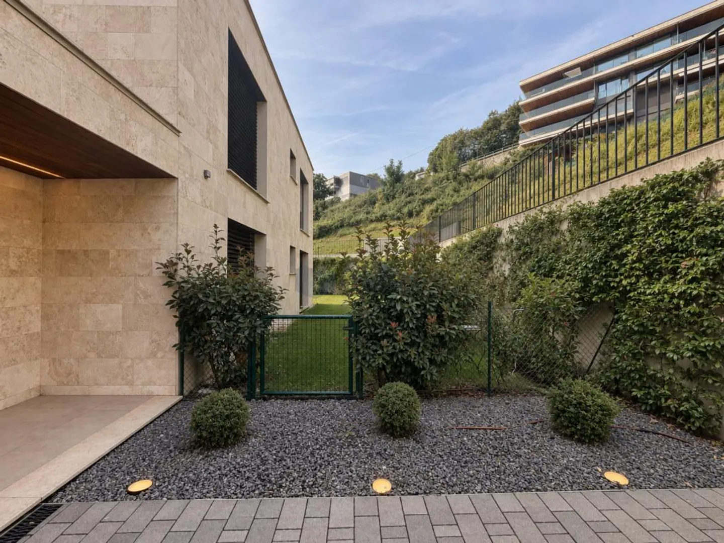 CANOBBIO - 4.5-ROOM APARTMENT, HIGH-QUALITY EQUIPMENT, TERRACE WITH LAKE VIEW AND PRIVATE GARDEN IN A UNIQUE SOLUTION - Photo 14 of 17