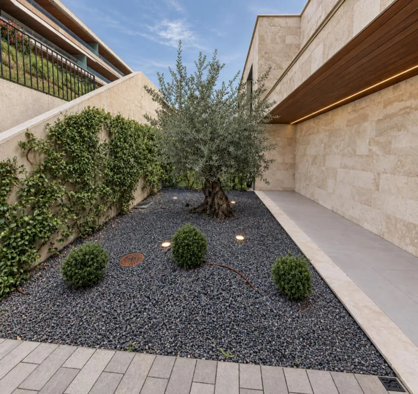 CANOBBIO - 4.5-ROOM APARTMENT, HIGH-QUALITY EQUIPMENT, TERRACE WITH LAKE VIEW AND PRIVATE GARDEN IN A UNIQUE SOLUTION - Photo 15 of 17