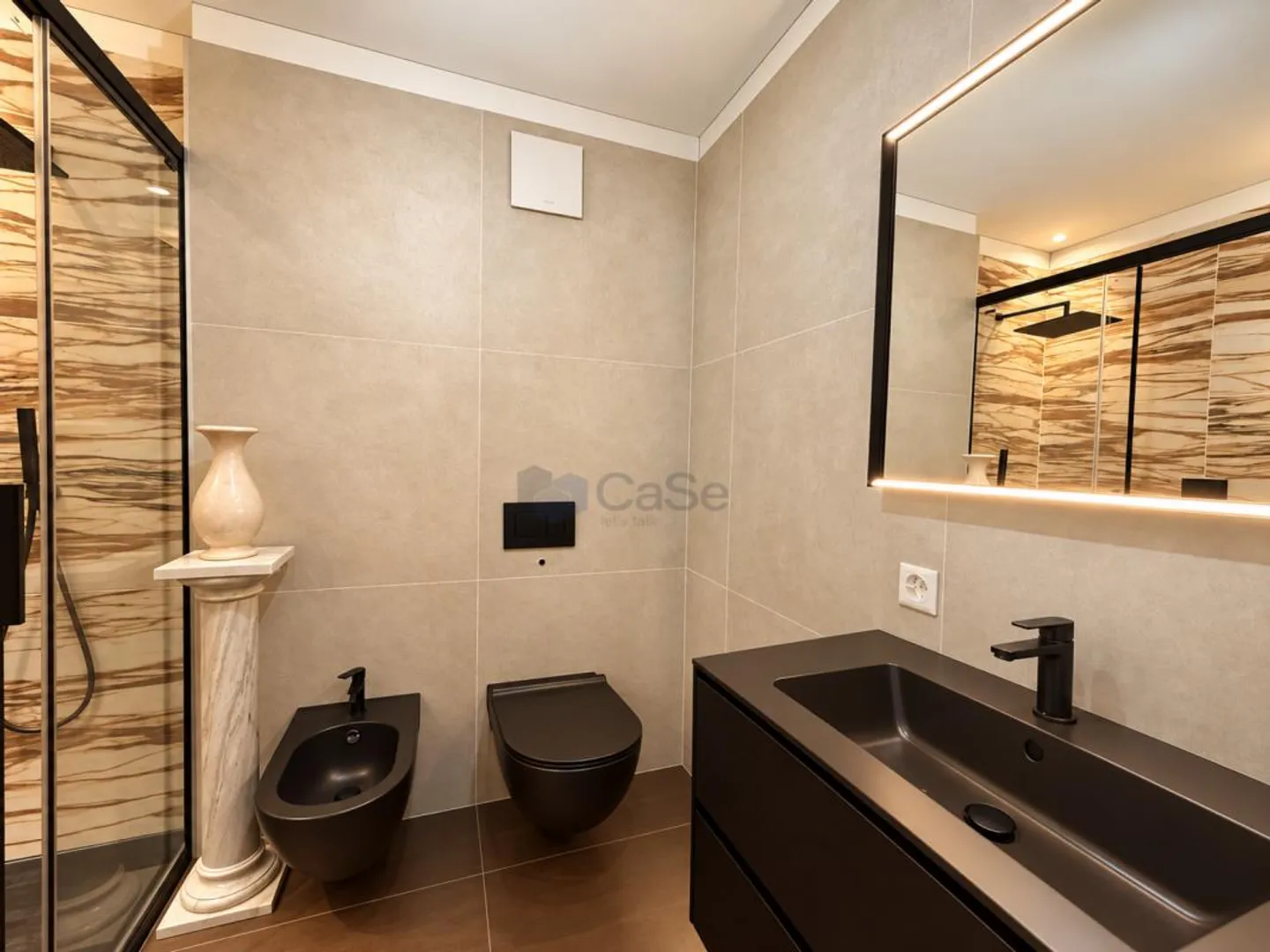 CANOBBIO - 4.5-ROOM APARTMENT, HIGH-QUALITY EQUIPMENT, TERRACE WITH LAKE VIEW AND PRIVATE GARDEN IN A UNIQUE SOLUTION - Photo 11 of 17