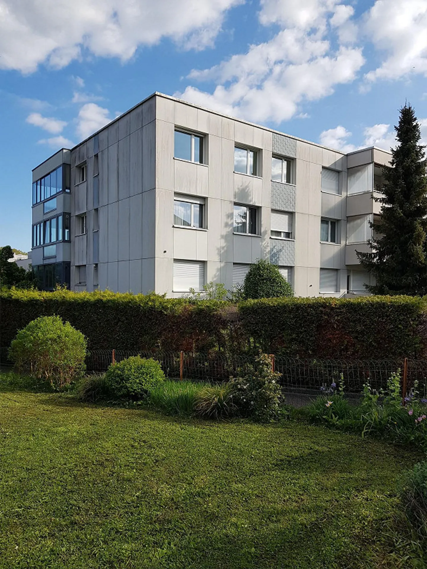 Bright 4-room apartment with large balcony in Oberwil for sale - Photo 2 of 13