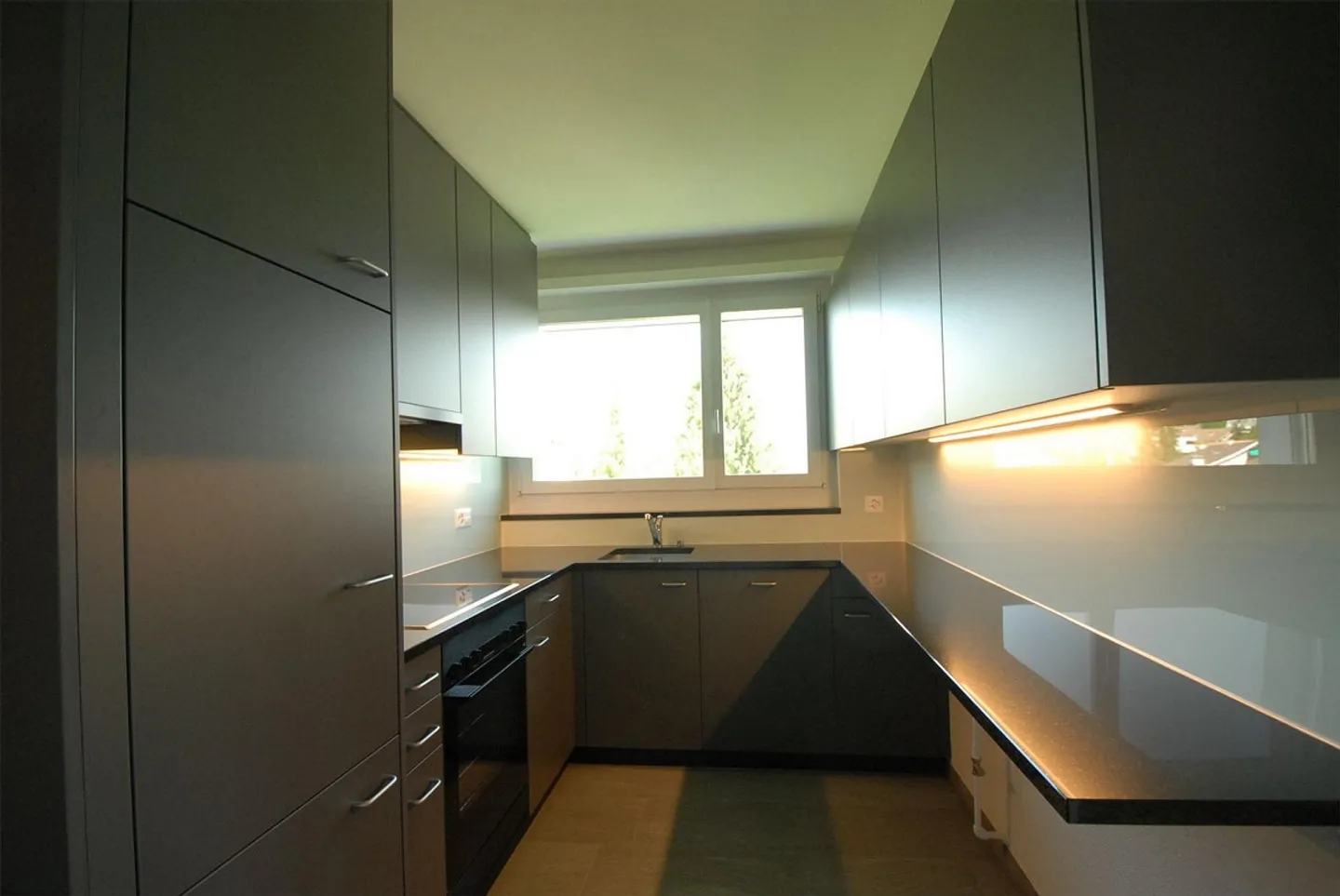 Bright 4-room apartment with large balcony in Oberwil for sale - Photo 3 of 13