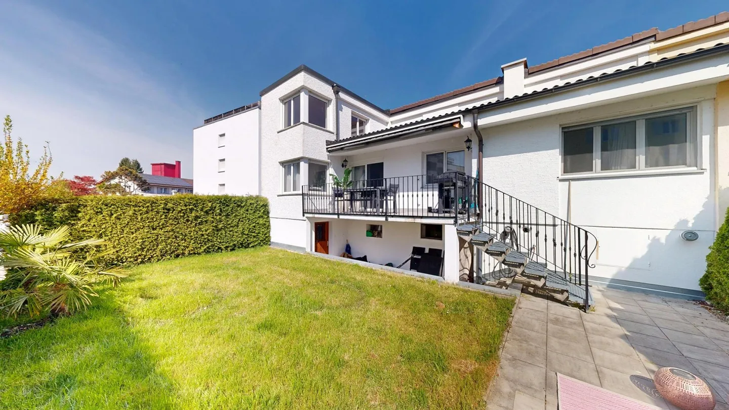 Casa bifamiliare di 6,5 stanze con giardino privato e studio - Foto 3 di 9