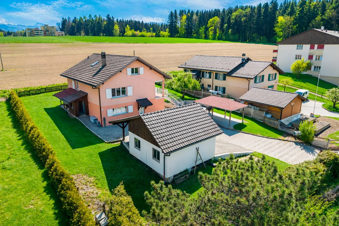 Villa consisting of two apartments, including a beautiful garden - Photo 1 of 13