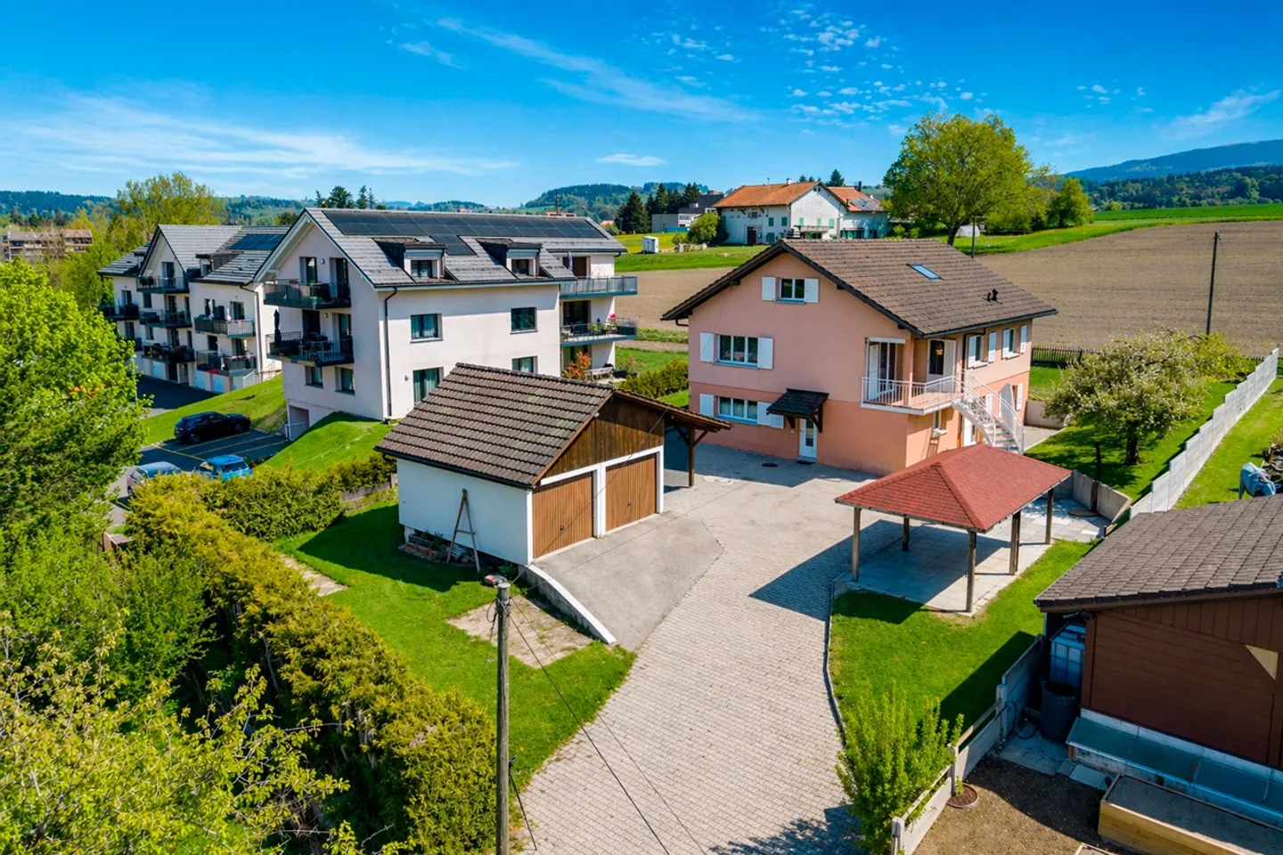 Villa consisting of two apartments, including a beautiful garden - Photo 2 of 13