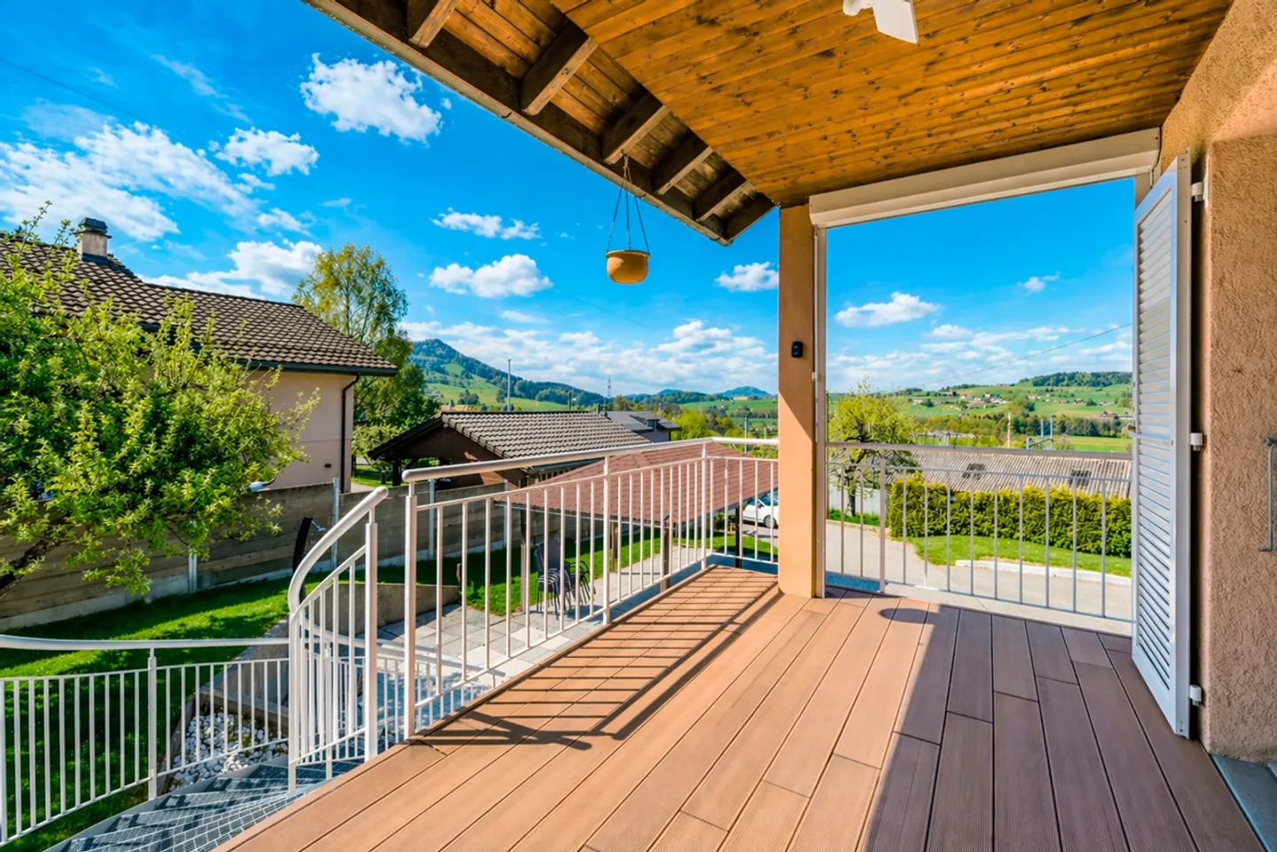 Villa consisting of two apartments, including a beautiful garden - Photo 12 of 13