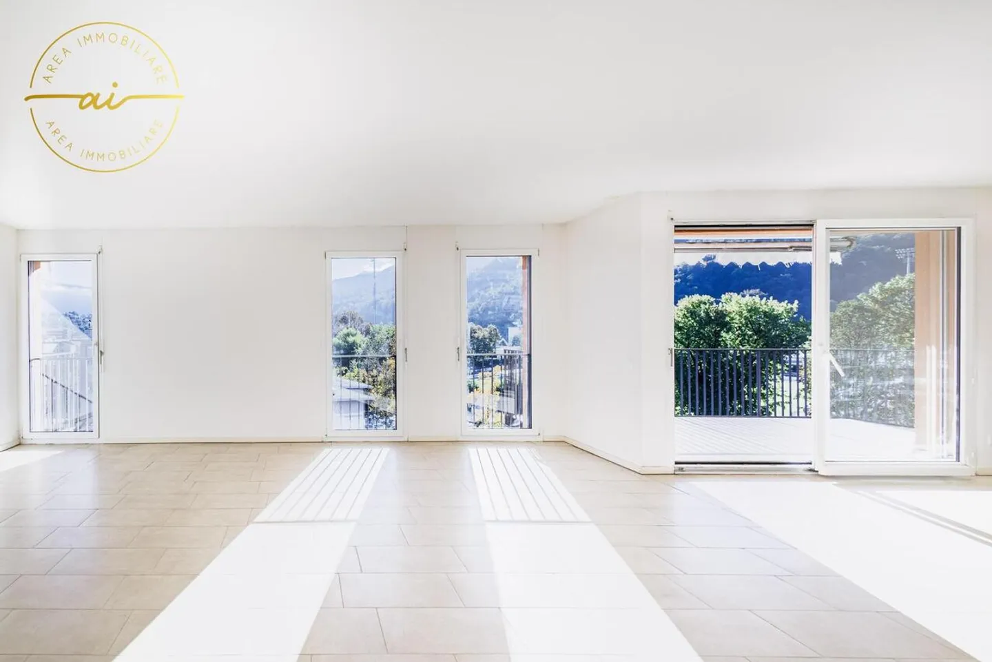 HELLER PENTHOUSE MIT 5 ZIMMERN UND GROSSER TERRASSE IN CHIASSO - Foto 1 von 13