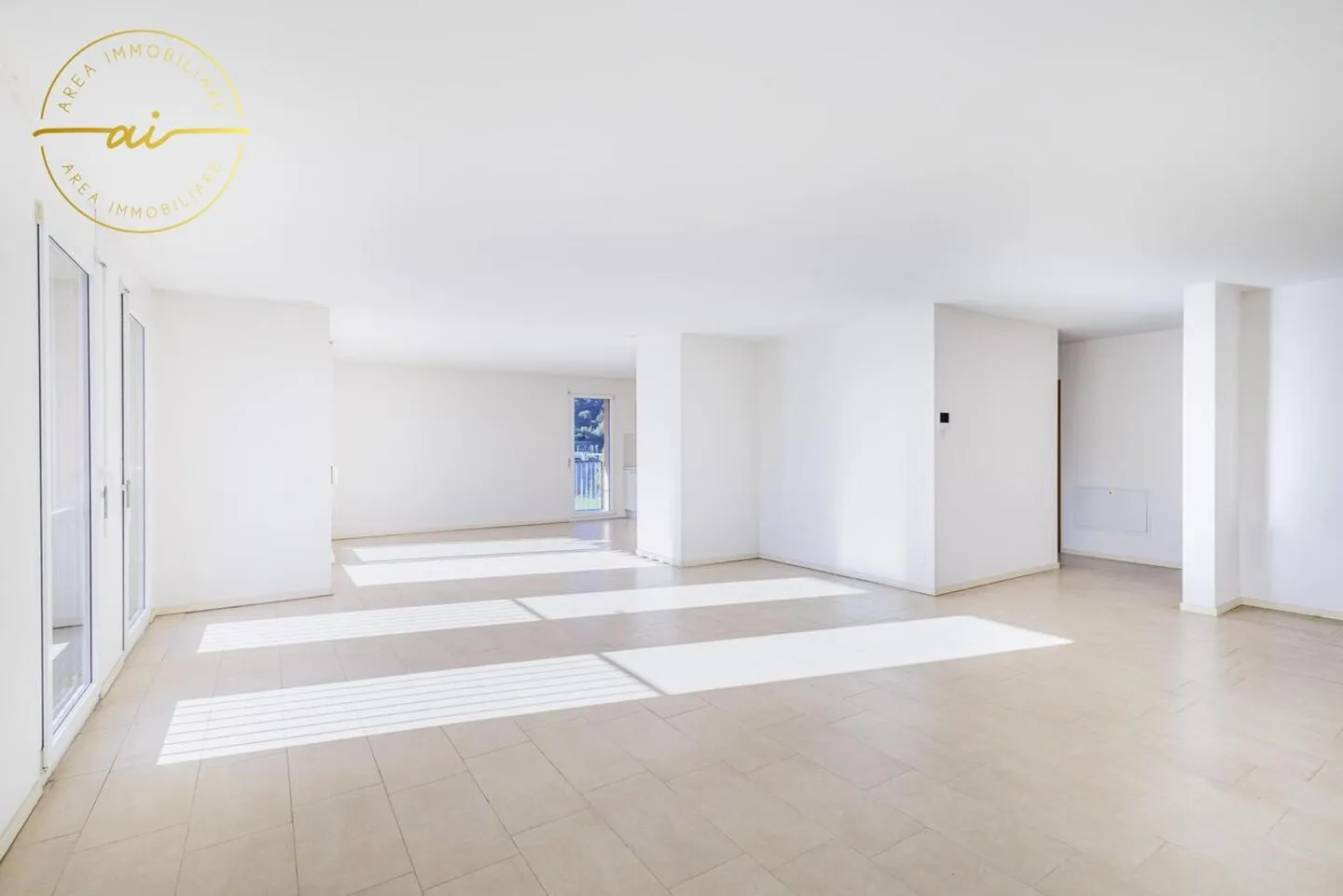 HELLER PENTHOUSE MIT 5 ZIMMERN UND GROSSER TERRASSE IN CHIASSO - Foto 11 von 13