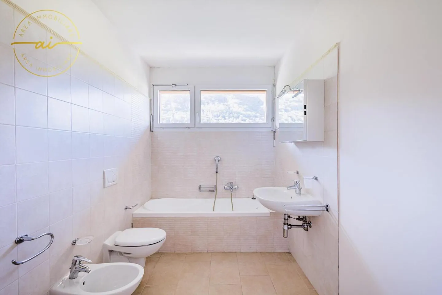 HELLER PENTHOUSE MIT 5 ZIMMERN UND GROSSER TERRASSE IN CHIASSO - Foto 6 von 13