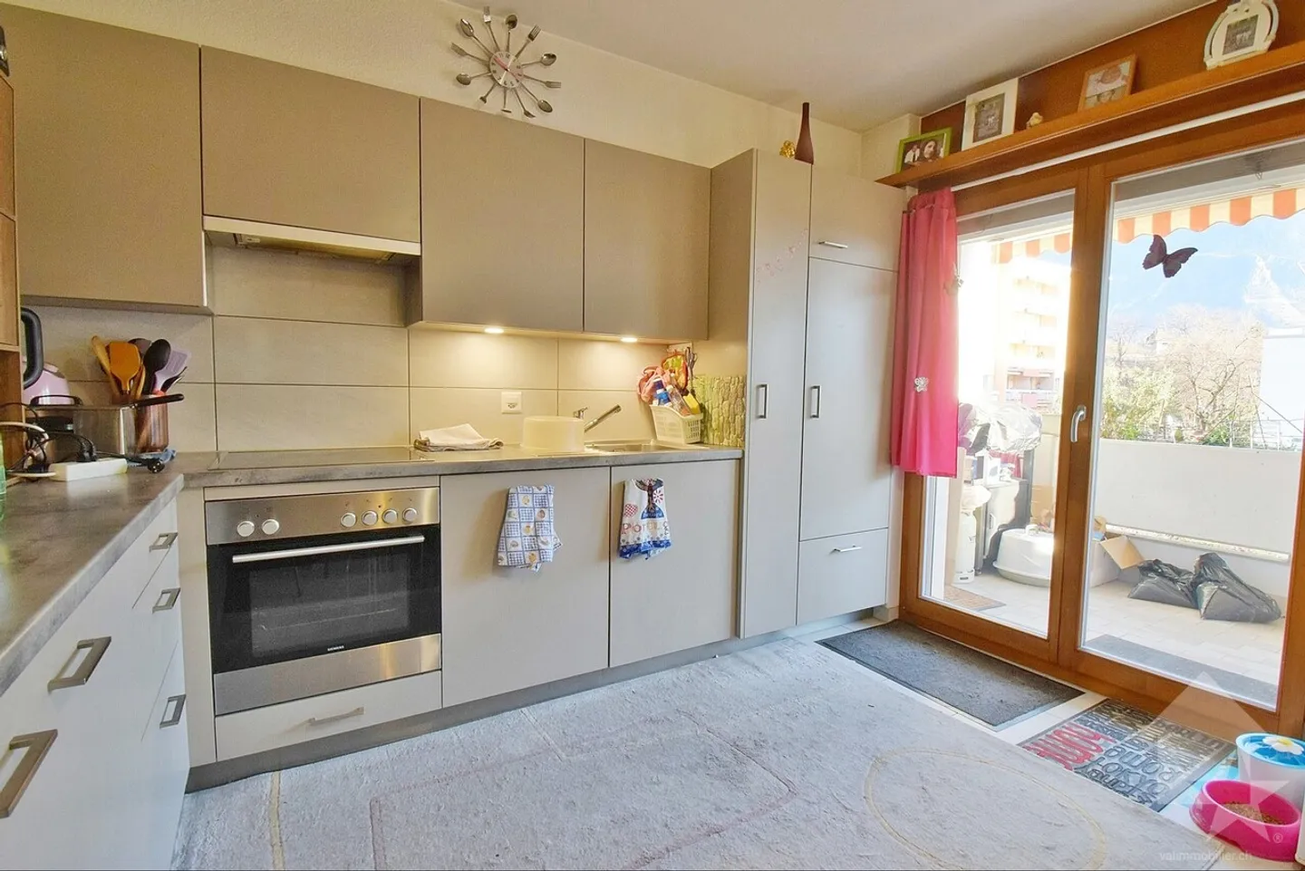 Luminoso appartamento ristrutturato di 3,5 locali con un posto auto interno - Foto 2 di 11