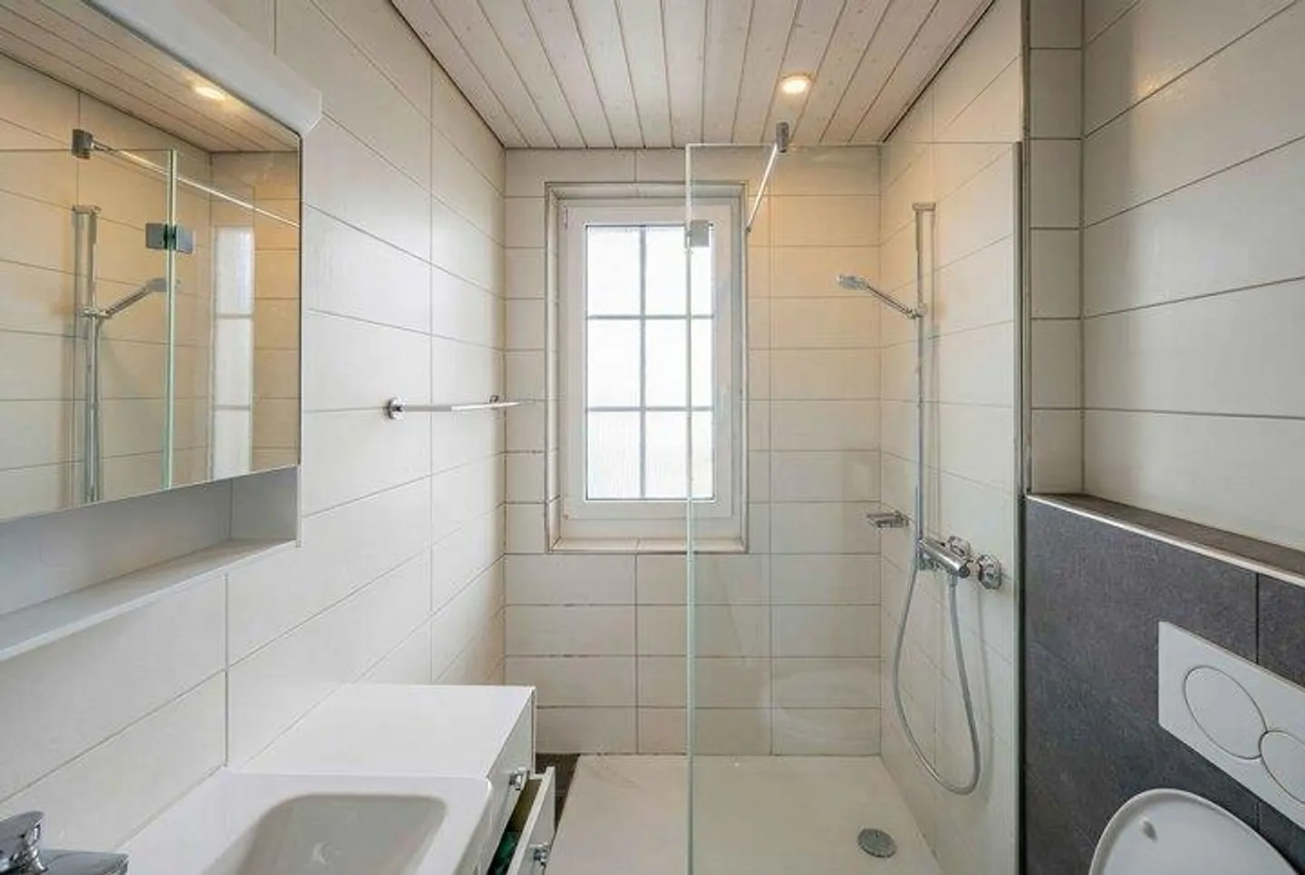 Bâtiment résidentiel et commercial rentable avec restaurant et appartements - Photo 7 sur 8