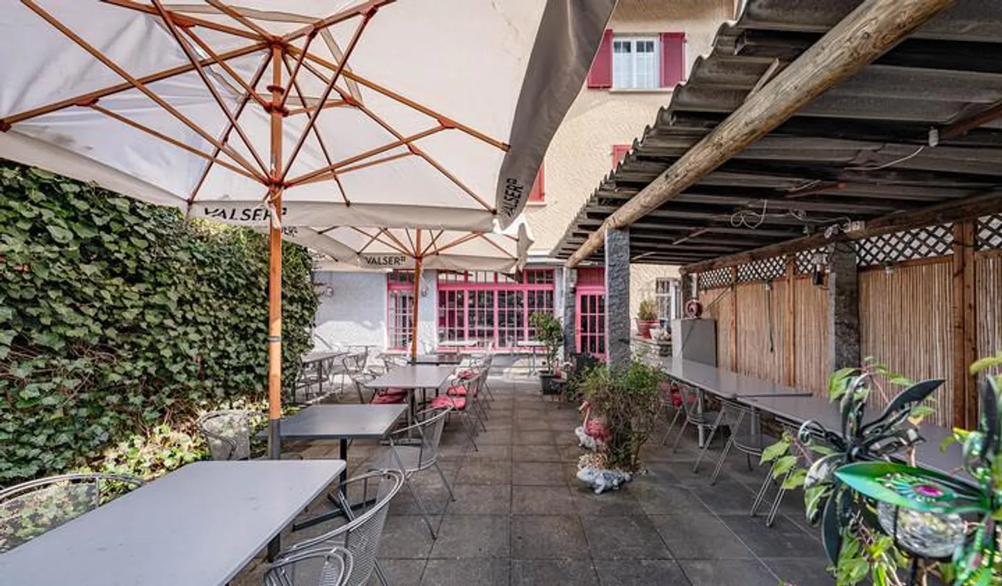 Bâtiment résidentiel et commercial rentable avec restaurant et appartements - Photo 3 sur 8