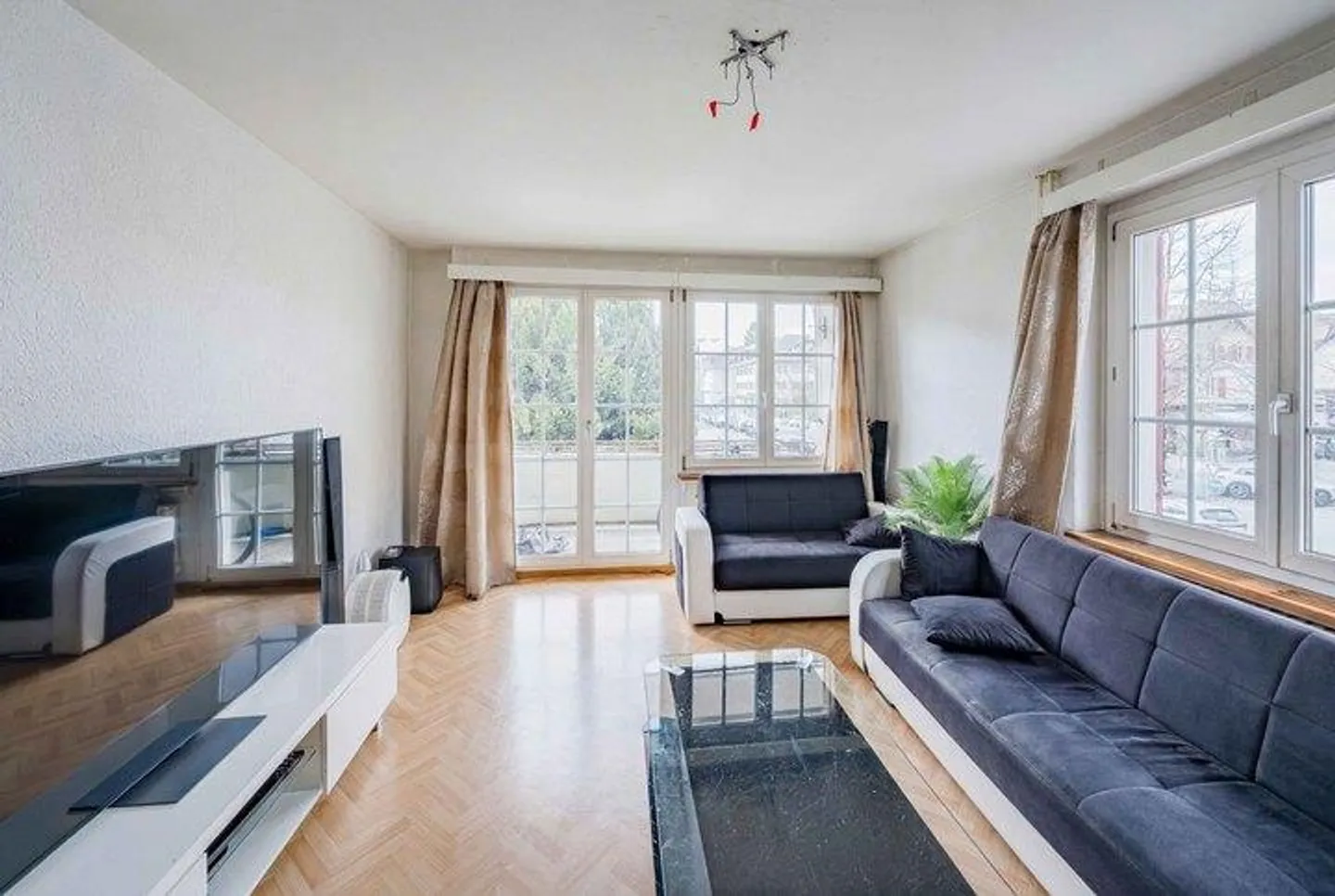 Bâtiment résidentiel et commercial rentable avec restaurant et appartements - Photo 4 sur 8