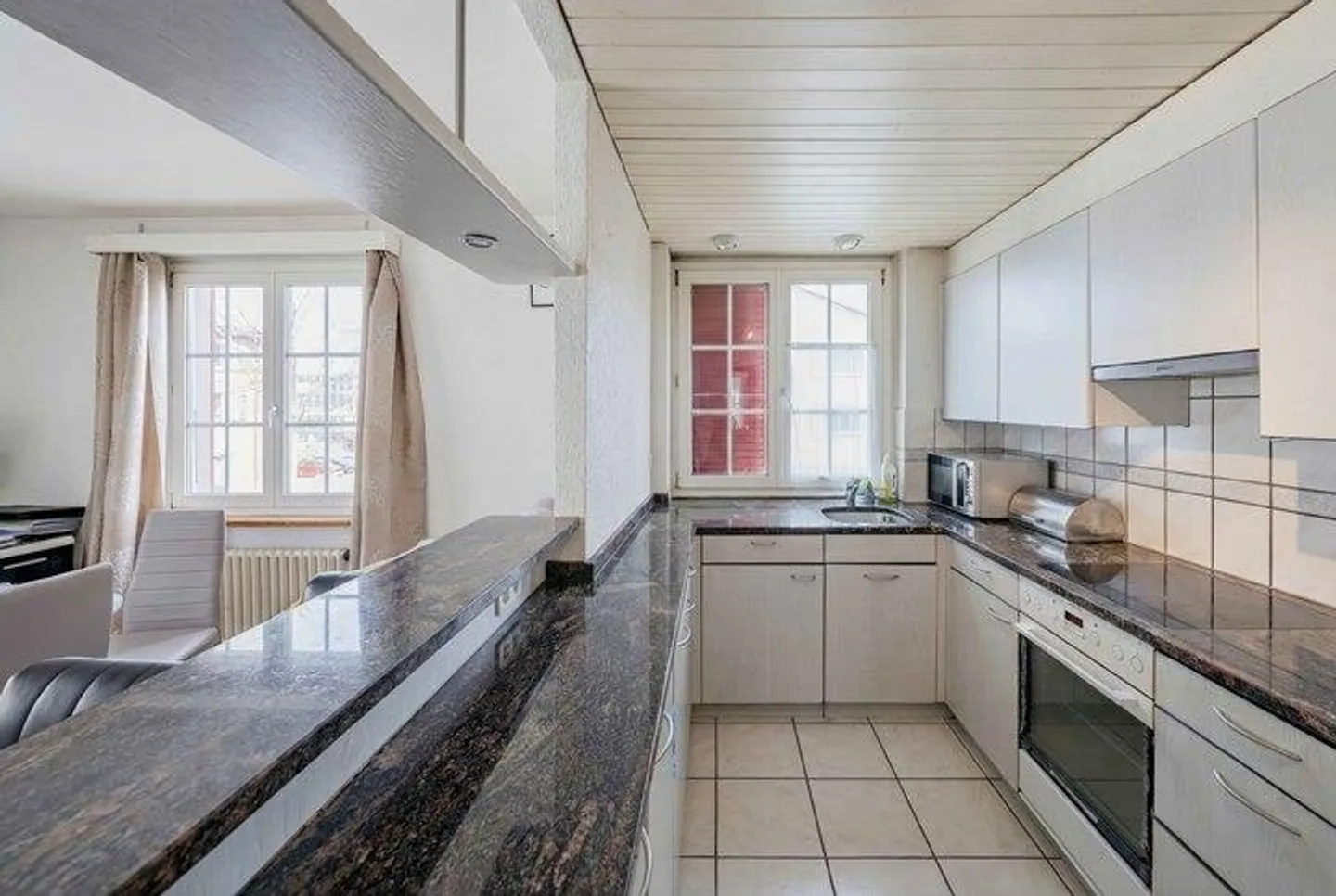 Bâtiment résidentiel et commercial rentable avec restaurant et appartements - Photo 5 sur 8