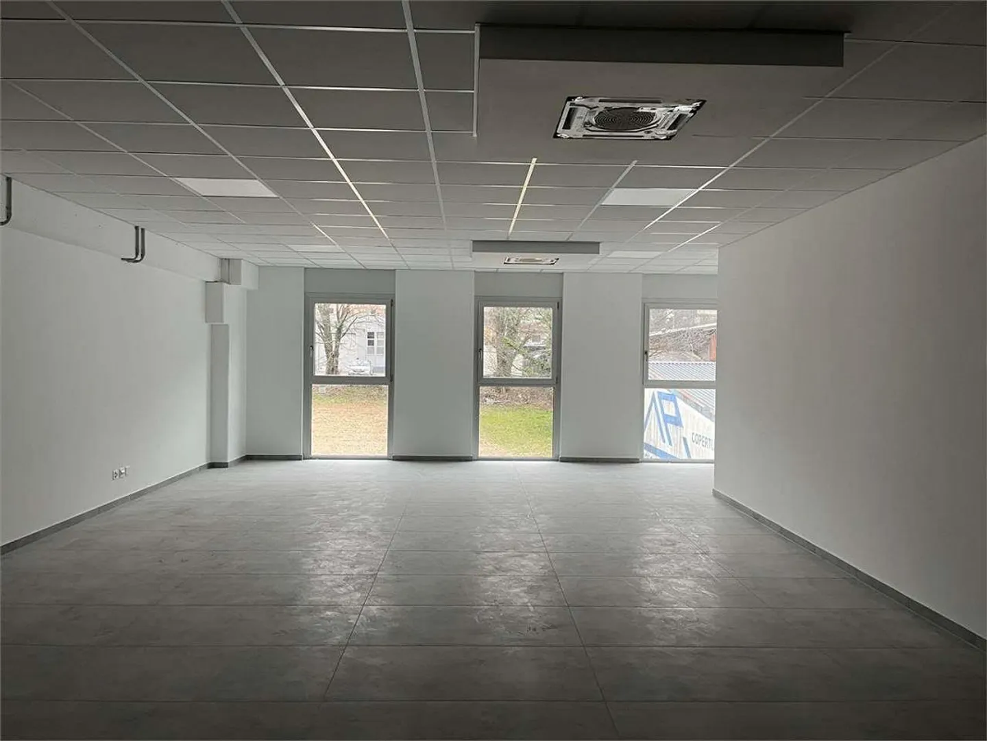 LUGANO BARBENGO : BUREAU MODERNE AVEC PARKING - Photo 3 sur 3