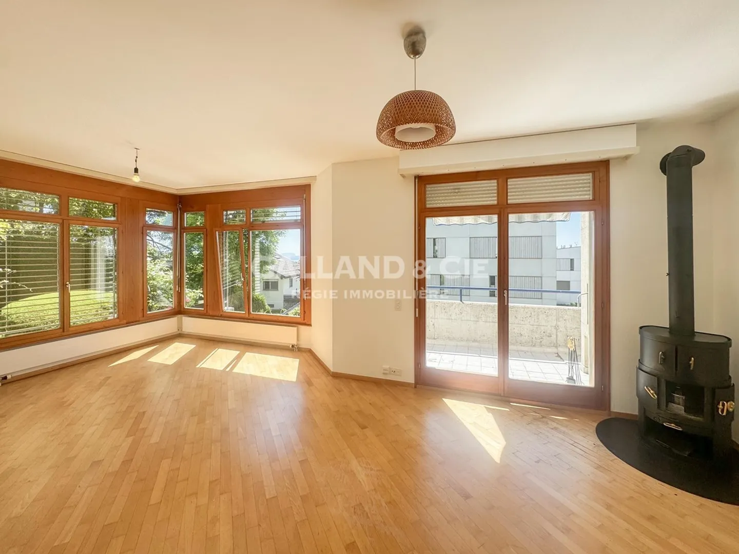 6-room Villa - Photo 1 of 12