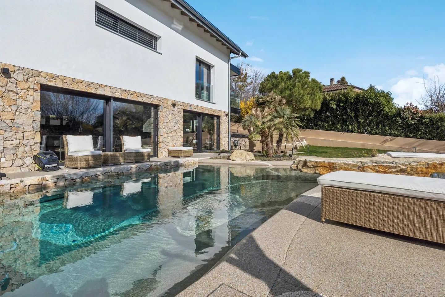 Propriété extraordinaire en PPE avec piscine et spa - Photo 1 sur 13