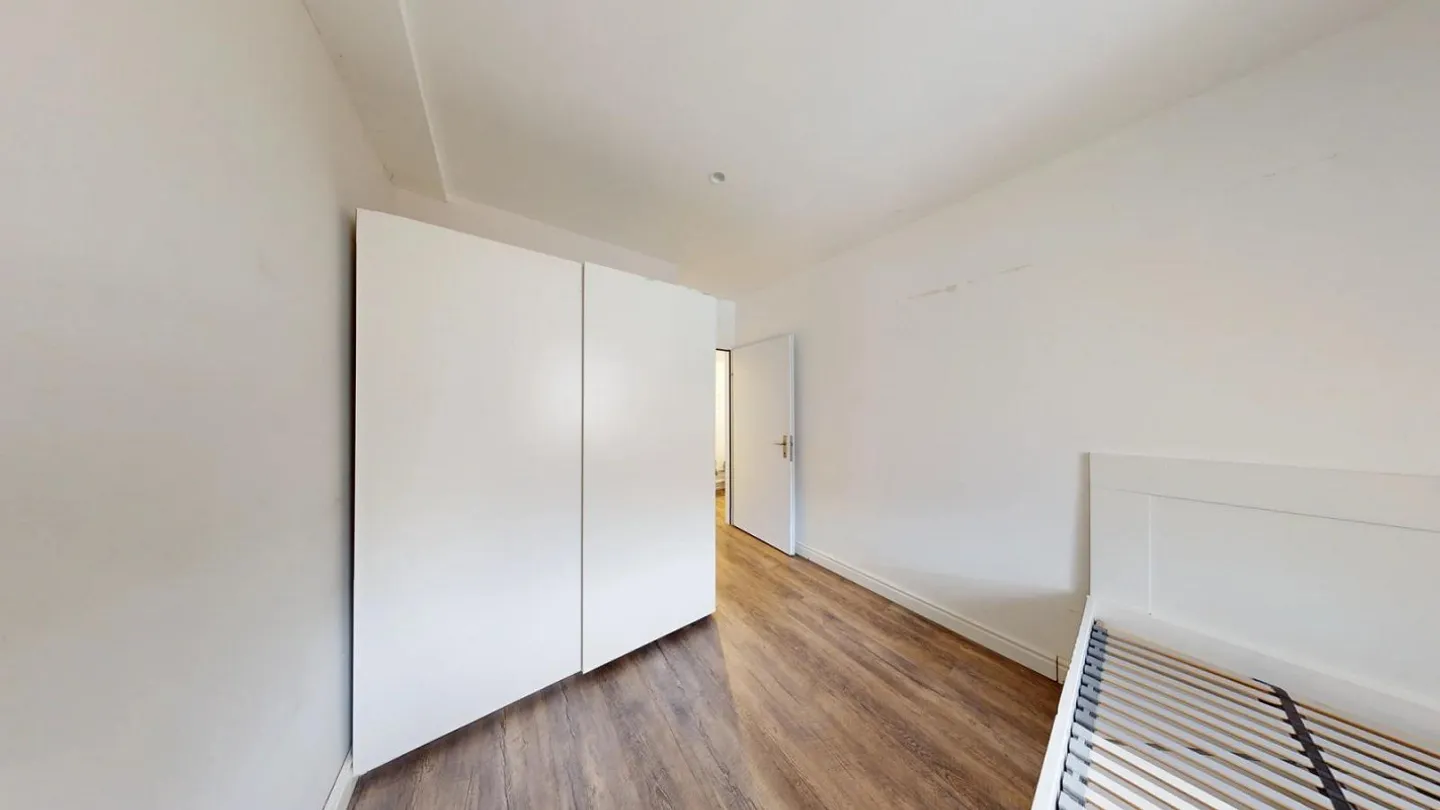 Furnished room in modernized apartment in top location - Photo 3 of 15