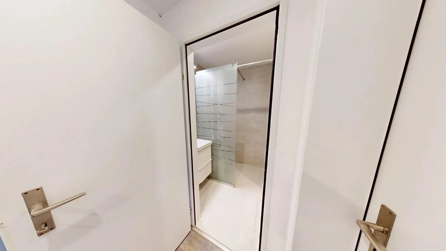 Furnished room in modernized apartment in top location - Photo 7 of 15