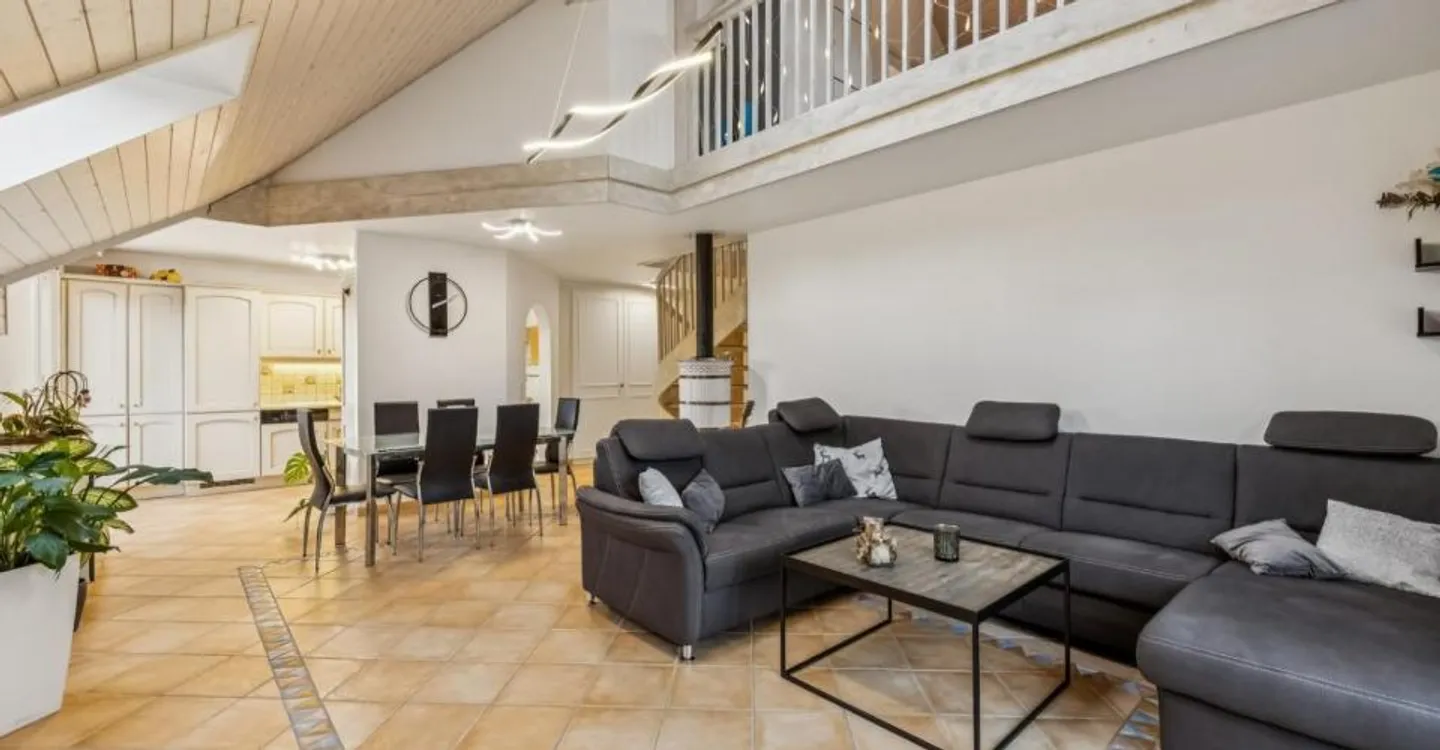 Characterful 5.5-room duplex with vast independent space - Photo 1 of 13