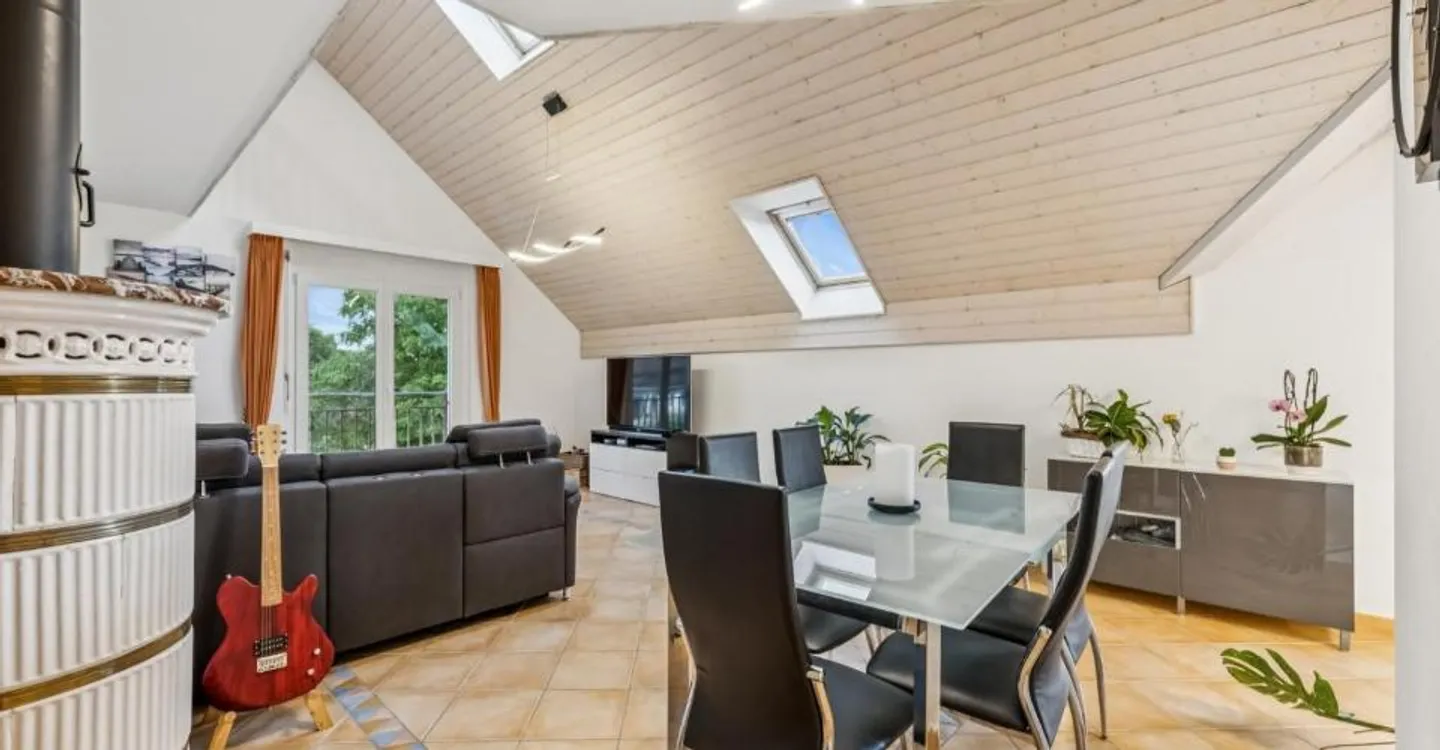 Characterful 5.5-room duplex with vast independent space - Photo 2 of 13