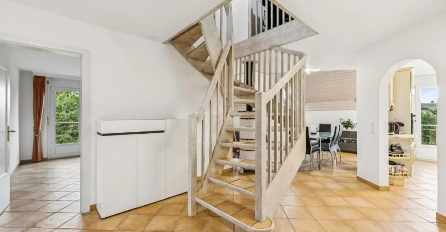 Characterful 5.5-room duplex with vast independent space - Photo 3 of 13