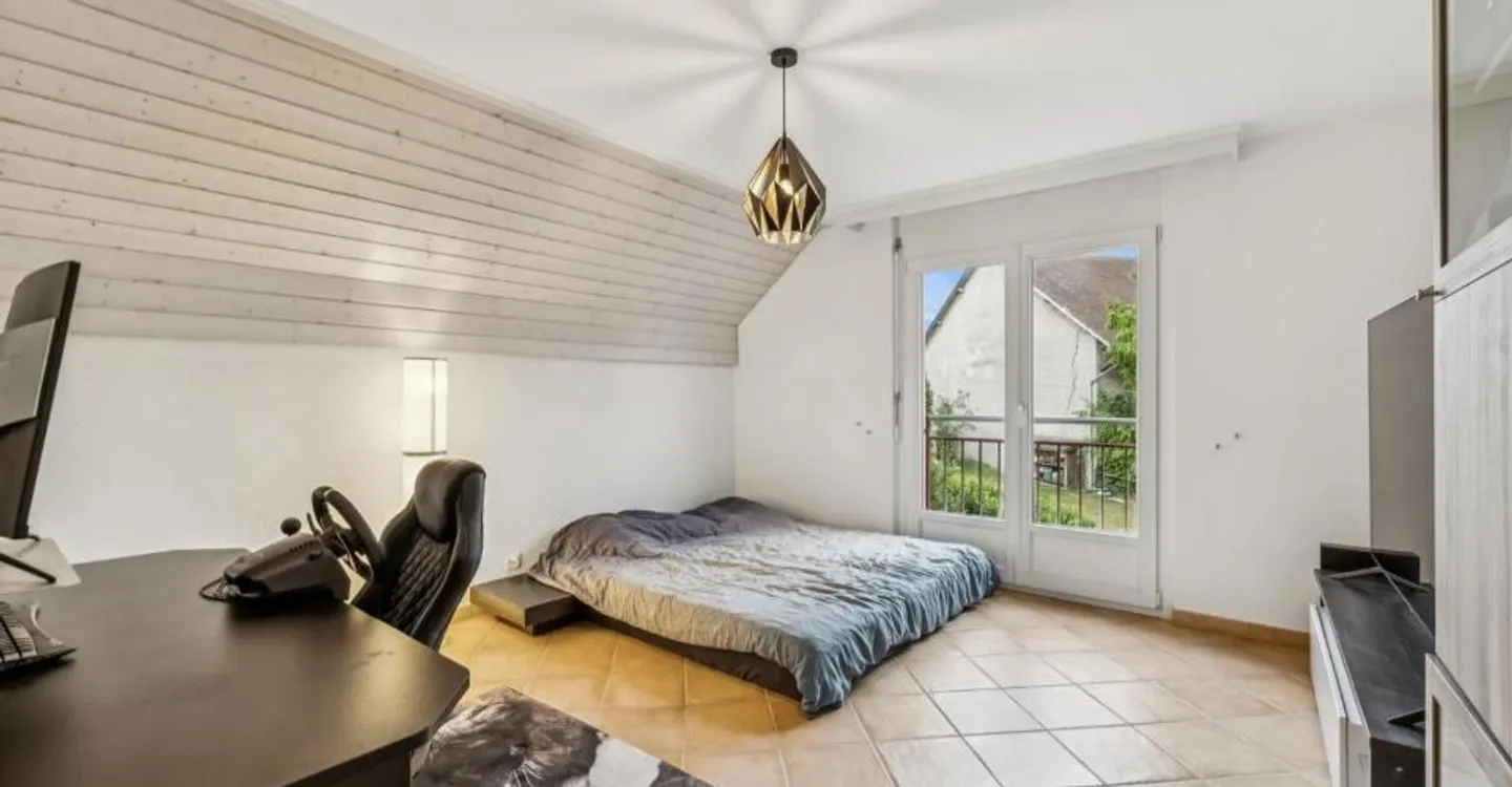 Characterful 5.5-room duplex with vast independent space - Photo 4 of 13