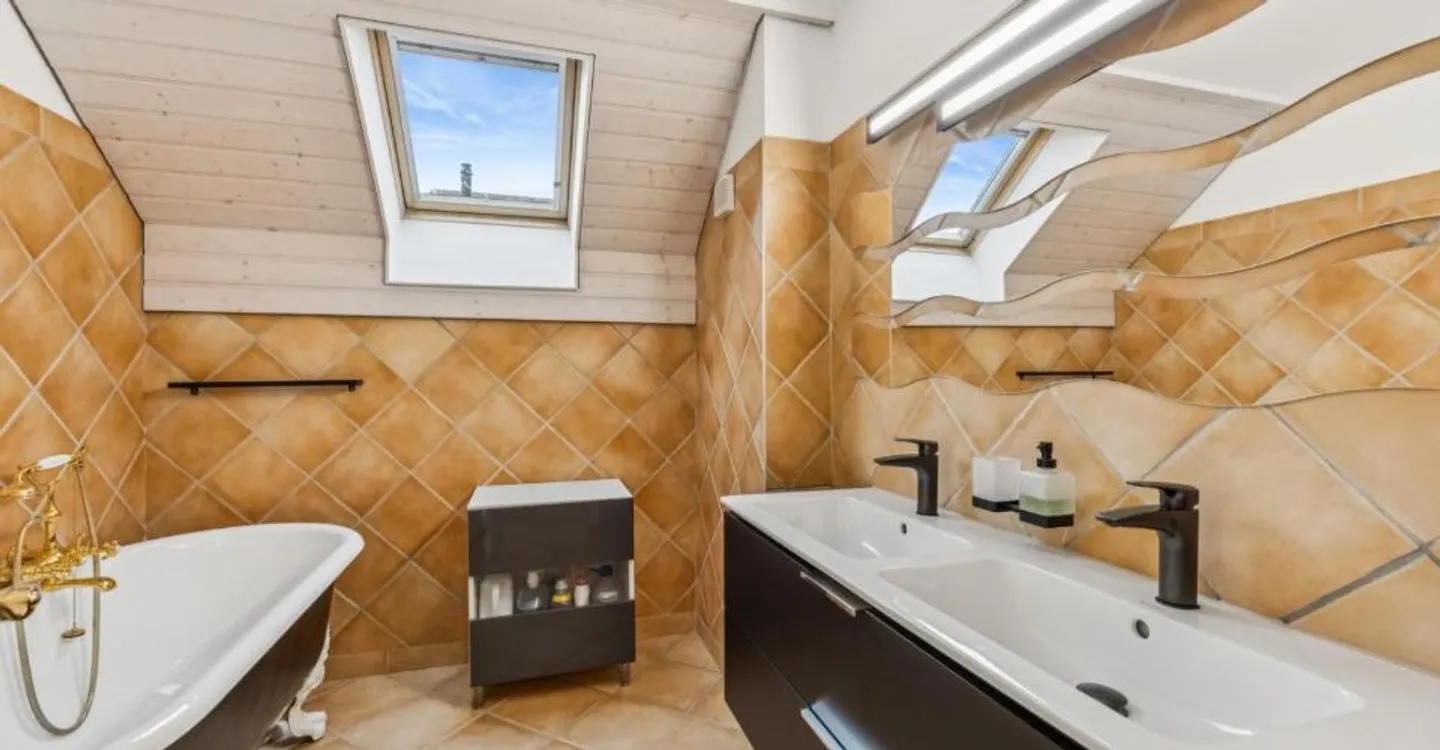 Characterful 5.5-room duplex with vast independent space - Photo 6 of 13