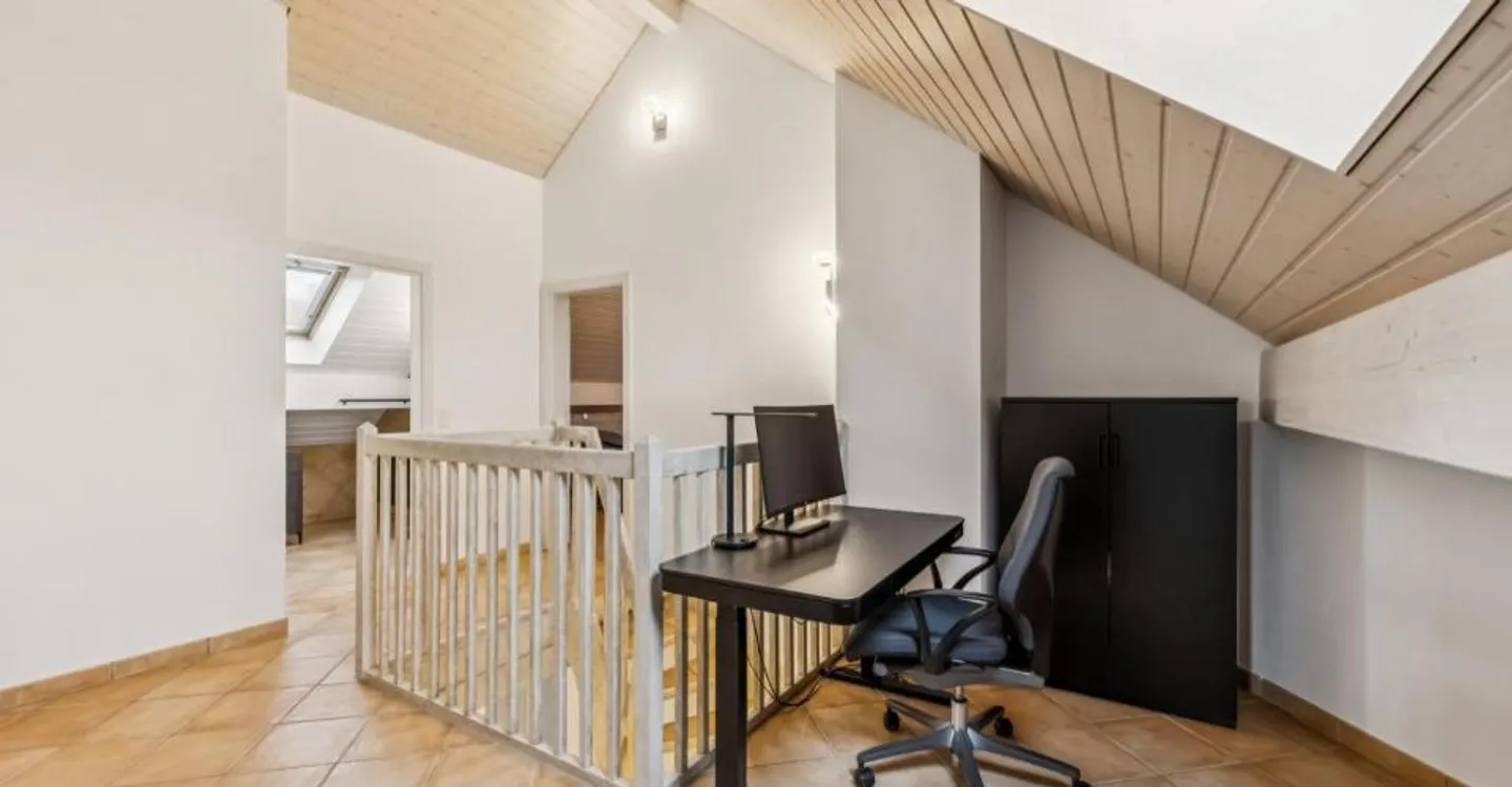 Characterful 5.5-room duplex with vast independent space - Photo 10 of 13