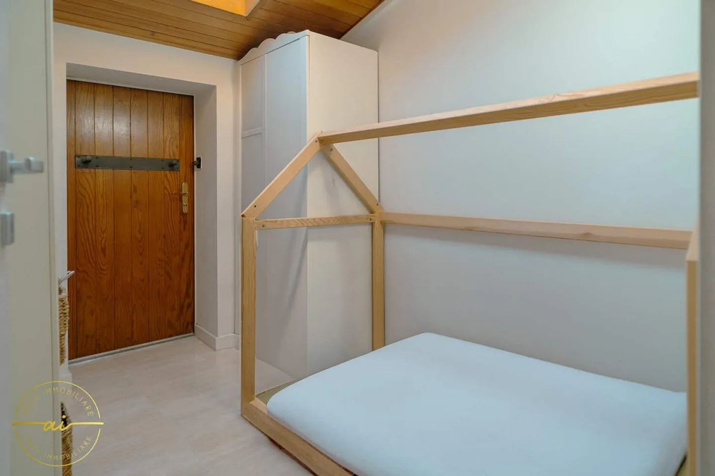 DACHGESCHOSSWOHNUNG 2.5 ZIMMER MIT GROSSER TERRASSE - Foto 9 von 11