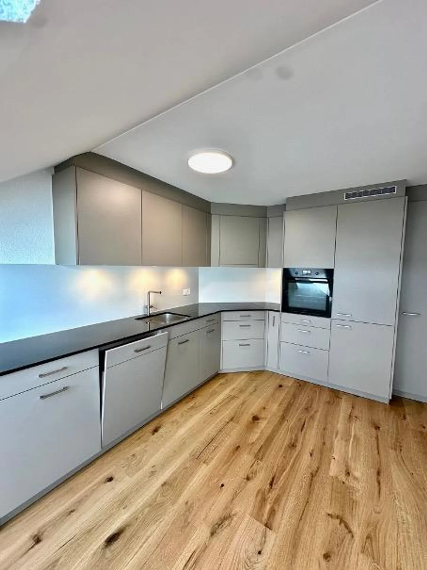 Appartamento attico di 5,5 stanze appena ristrutturato con vista panoramica a Küngoldingen - Foto 5 di 11