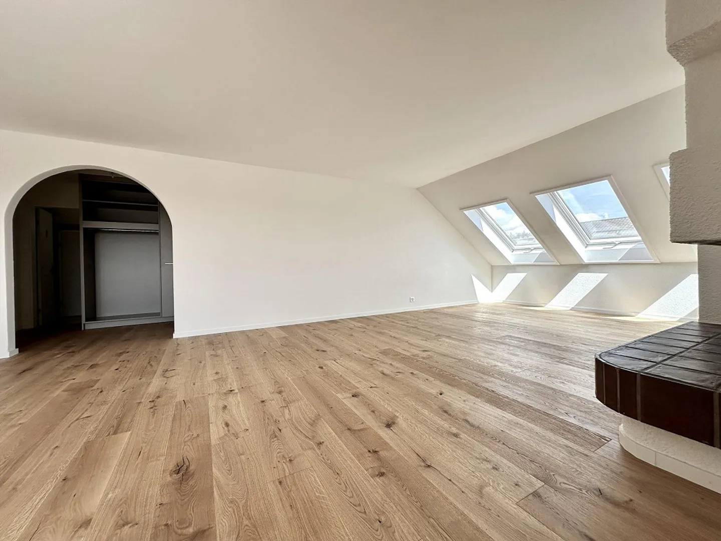 Appartamento attico di 5,5 stanze appena ristrutturato con vista panoramica a Küngoldingen - Foto 7 di 11