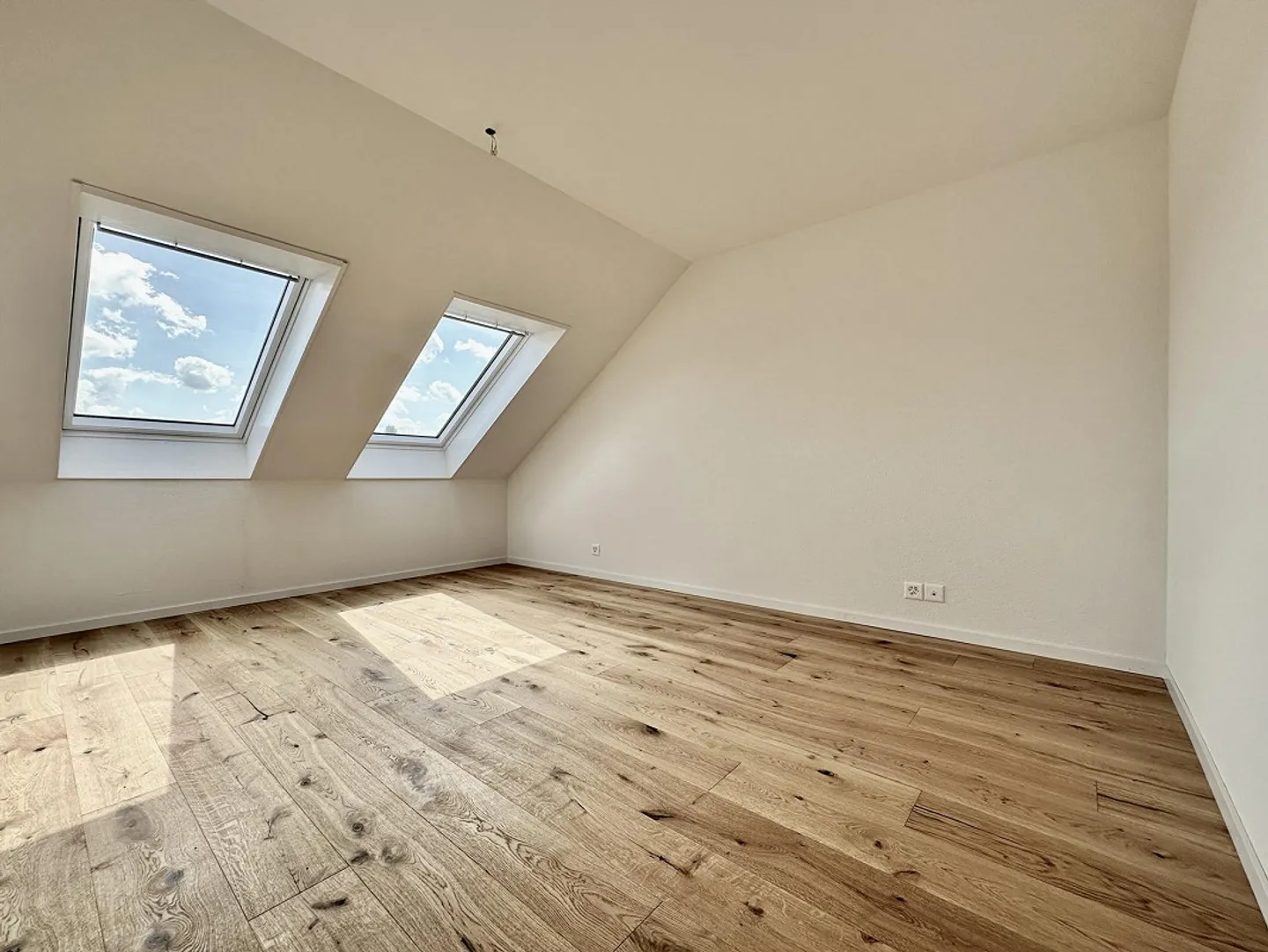 Appartamento attico di 5,5 stanze appena ristrutturato con vista panoramica a Küngoldingen - Foto 8 di 11