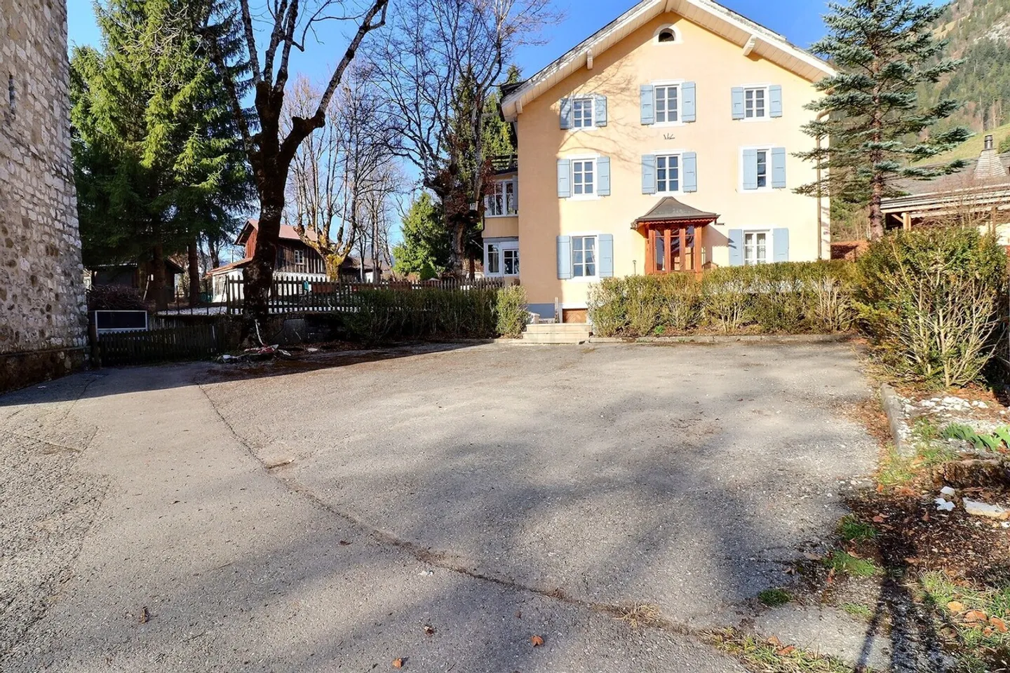 Charming Family Home with Garden - Photo 2 of 13