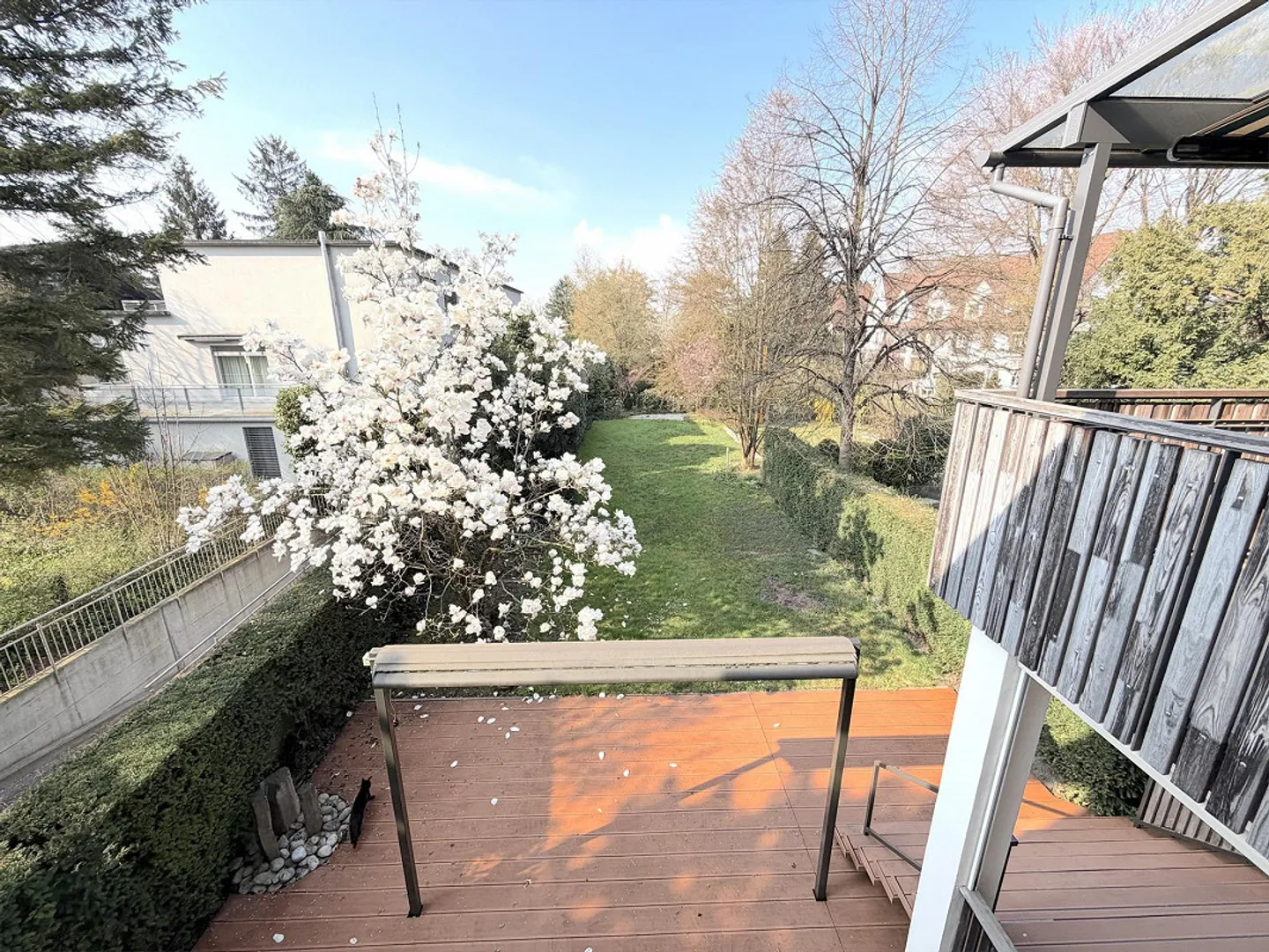 Affascinante casa a schiera di 10 stanze in posizione privilegiata a Riehen con giardino da sogno - Foto 2 di 14