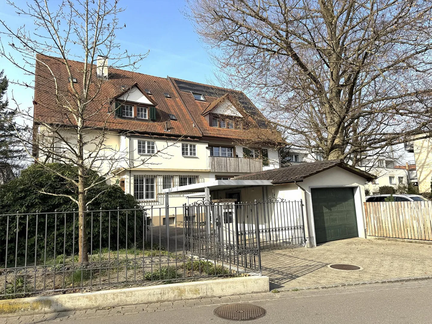 Affascinante casa a schiera di 10 stanze in posizione privilegiata a Riehen con giardino da sogno - Foto 3 di 14