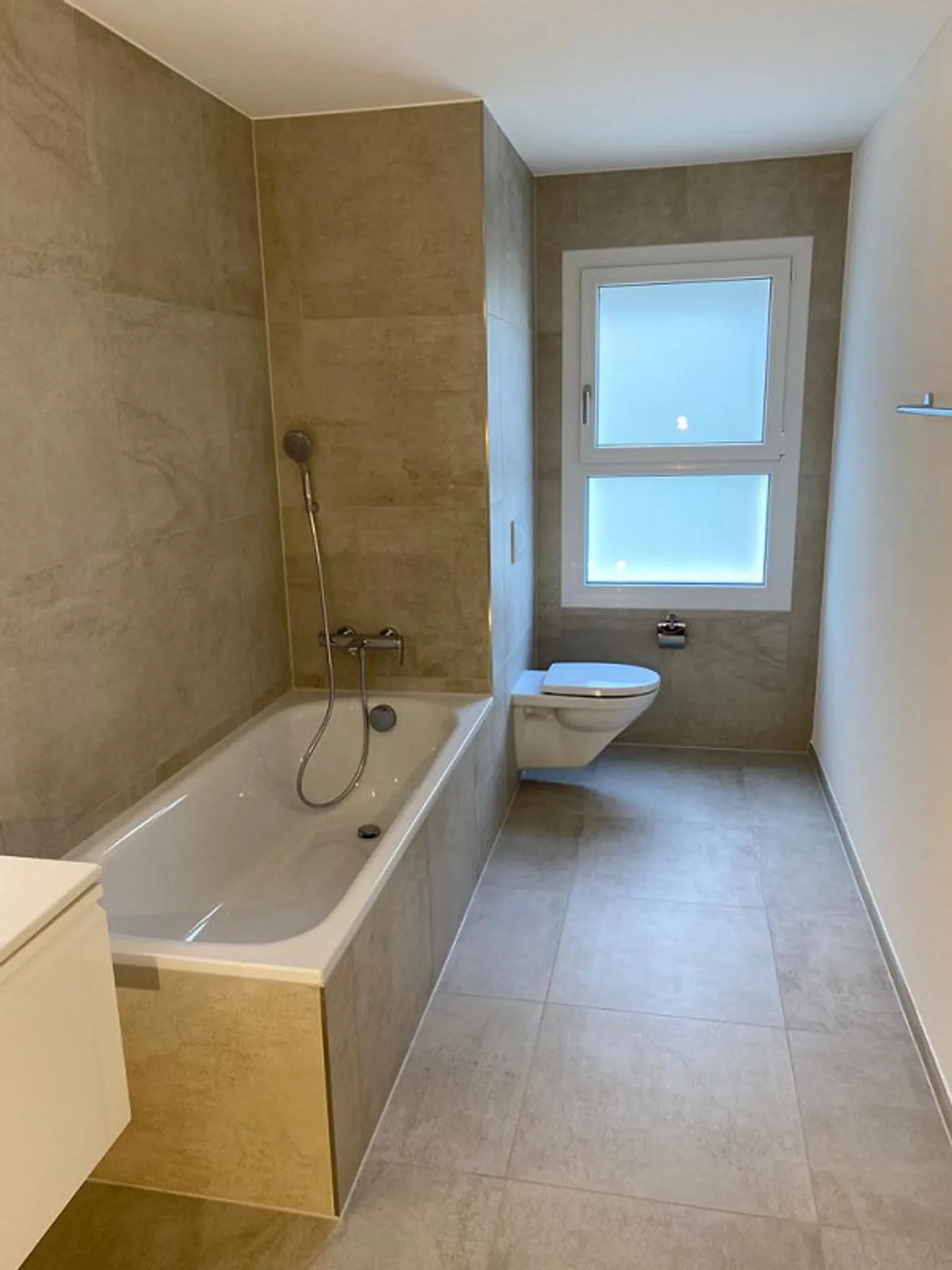 Spacious 4.5 Room Apartment - Photo 4 of 12